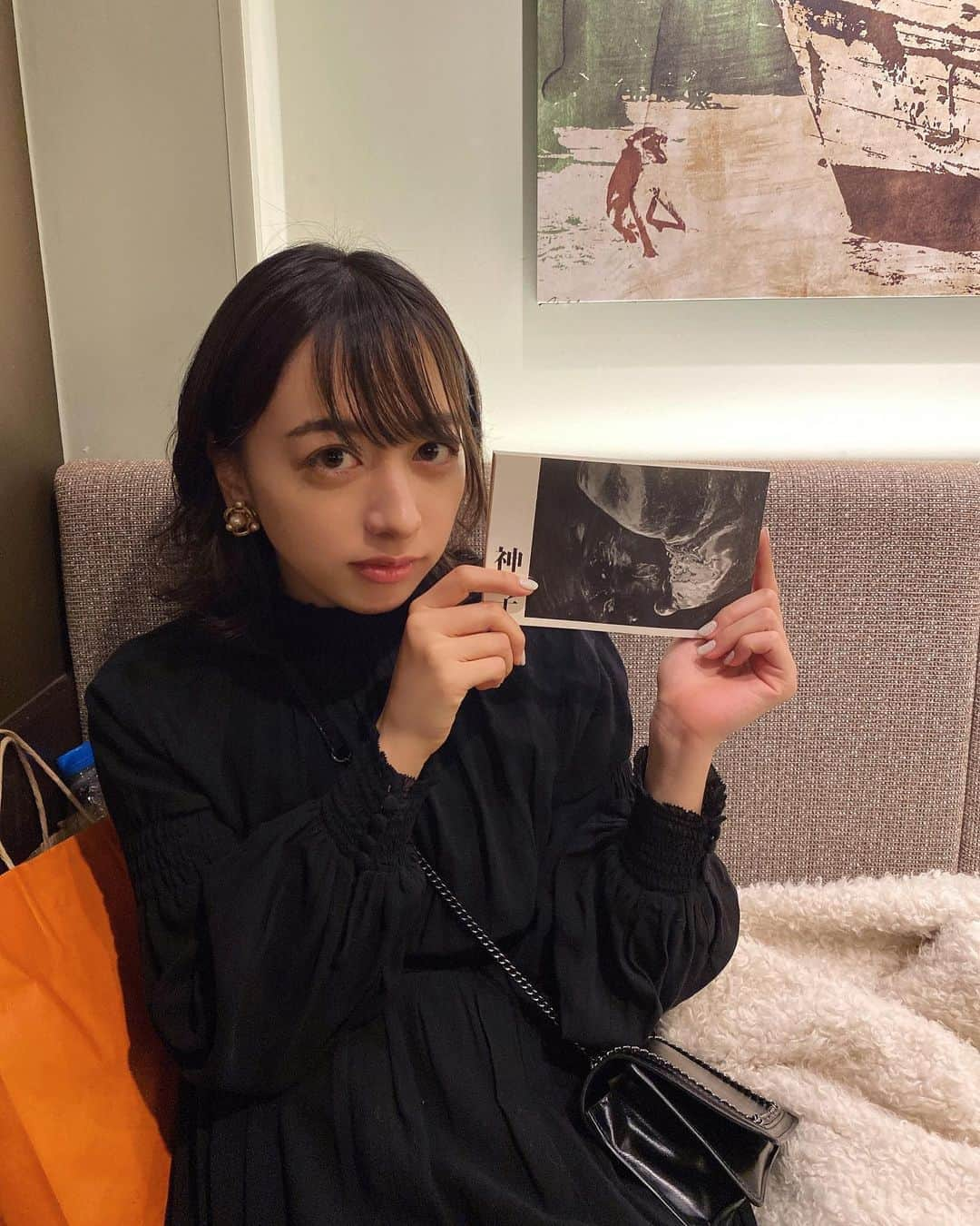 井元麻帆さんのインスタグラム写真 - (井元麻帆Instagram)「長澤まさみさん主演 「神の子」を観劇してきました。 2019年で一番好きだった演劇 で、今年の舞台納めができ 完全に至高です🎄🎅🏻🎁🧡 #本田劇場の前から二列目 #嬉しさ #パンフレットの文字隠す🤷🏻‍♂️」12月24日 21時25分 - maho_imoto