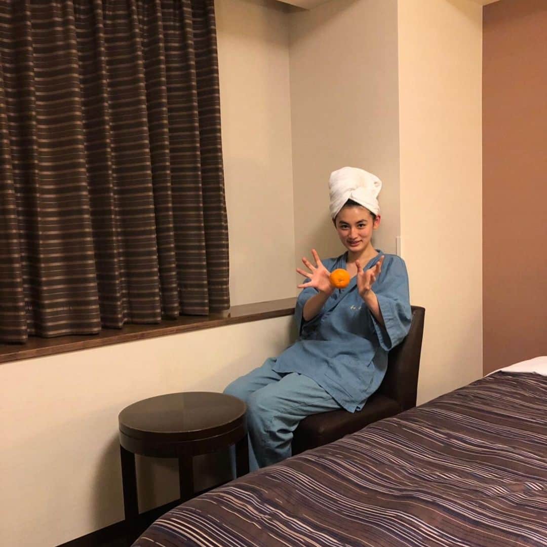 八木莉可子さんのインスタグラム写真 - (八木莉可子Instagram)「ハンドパワー✋🏻🍊🤚🏻 #クリスマス感ゼロやけど #お風呂あがりに #みかん食べてる写真 #旅の写真４」12月24日 21時26分 - yagirikaco_official