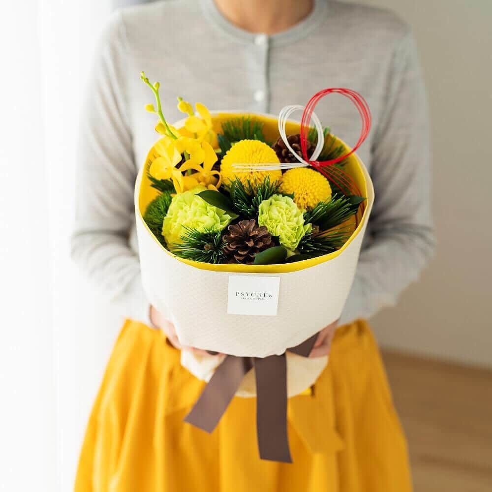 プシュケ[PSYCHE&]・花キューピットのインスタグラム：「. お正月に縁起物を 1年のスタートを祝福する、正月らしいブーケ 菊は、天皇家の紋章にも使われているように、古来より高貴な花とされていておめでたい時にふさわしい花です。 年末のちょっとした手土産にも喜ばれる、おすすめのフラワーギフトです。 . New year_0295（ブーケ） ¥5,766税込 ｰｰｰｰｰｰｰｰｰｰｰｰｰｰｰｰｰｰｰｰｰｰｰｰｰｰｰｰｰｰｰｰｰｰｰｰｰｰｰｰｰｰｰｰｰｰｰｰｰｰｰ #プシュケ #花キューピット #花 #💐 #ザ花部  #お正月 #正月 #🎍 #年末年始 #令和2年 #お祝い #winter #花に心を込めて #暮らしに花を #花のある暮らし #丁寧な暮らし #フラワーデザイン #インテリアフラワー #フラワーギフト #プシュケ_sunny」