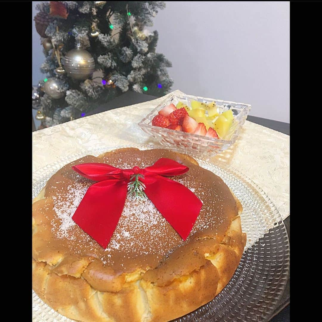 中川真依さんのインスタグラム写真 - (中川真依Instagram)「. 🎄MERRY CHRISTMAS🎄 今年もお家でクリスマス😘 料理しててもすぐにキッチンに呼びに来る娘😓 相手をしながらでなかなか準備が進まなかったけど何とか形になったかな😂👍🎄✨ ケーキは毎年恒例の手作りチーズケーキ😋💕 いやだと言われるまで毎年コレにします🤣🎂 #クリスマスディナー  #お家でクリスマス #家族時間 #サンタさんありがとう #mai飯🍳」12月24日 21時29分 - maimai.47