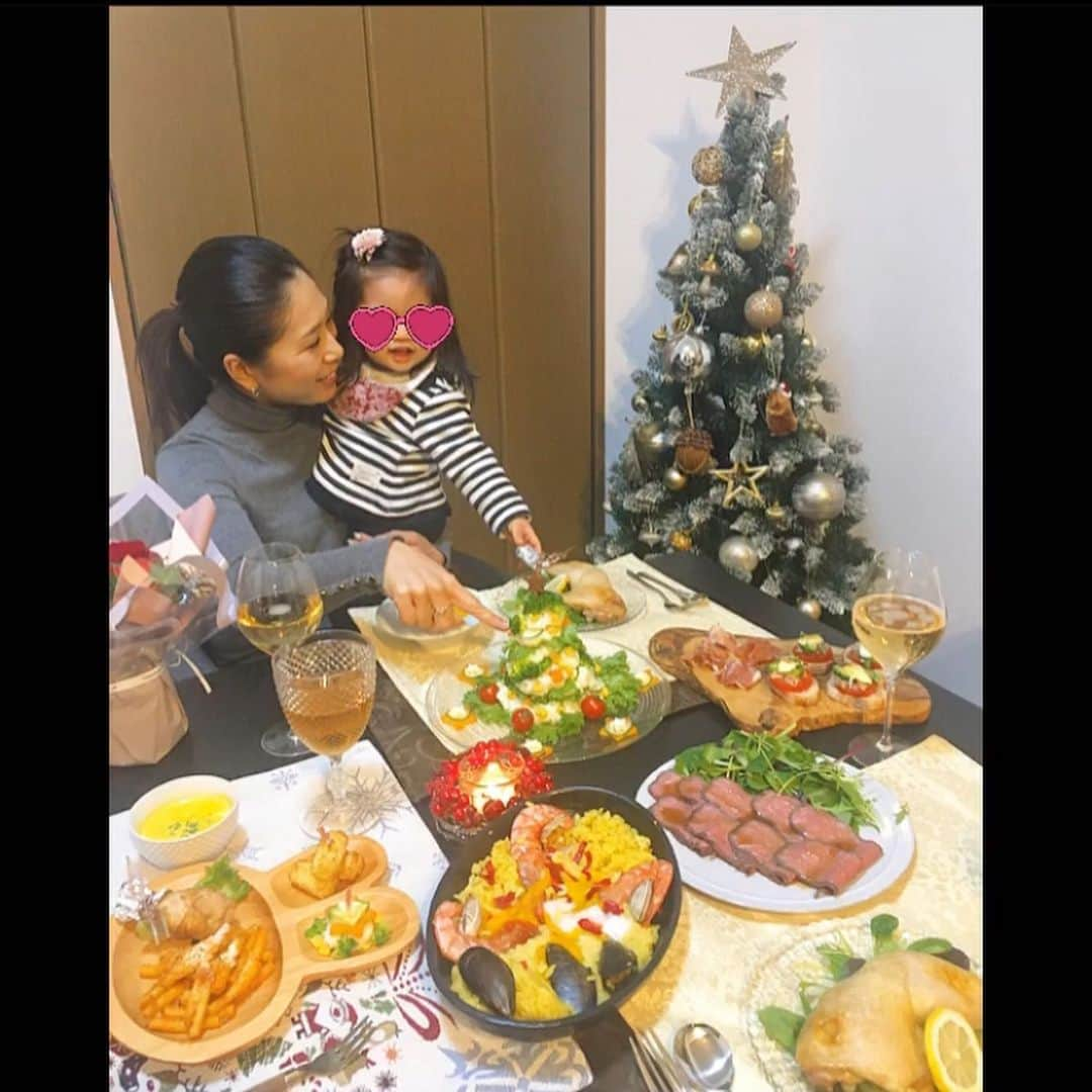 中川真依さんのインスタグラム写真 - (中川真依Instagram)「. 🎄MERRY CHRISTMAS🎄 今年もお家でクリスマス😘 料理しててもすぐにキッチンに呼びに来る娘😓 相手をしながらでなかなか準備が進まなかったけど何とか形になったかな😂👍🎄✨ ケーキは毎年恒例の手作りチーズケーキ😋💕 いやだと言われるまで毎年コレにします🤣🎂 #クリスマスディナー  #お家でクリスマス #家族時間 #サンタさんありがとう #mai飯🍳」12月24日 21時29分 - maimai.47