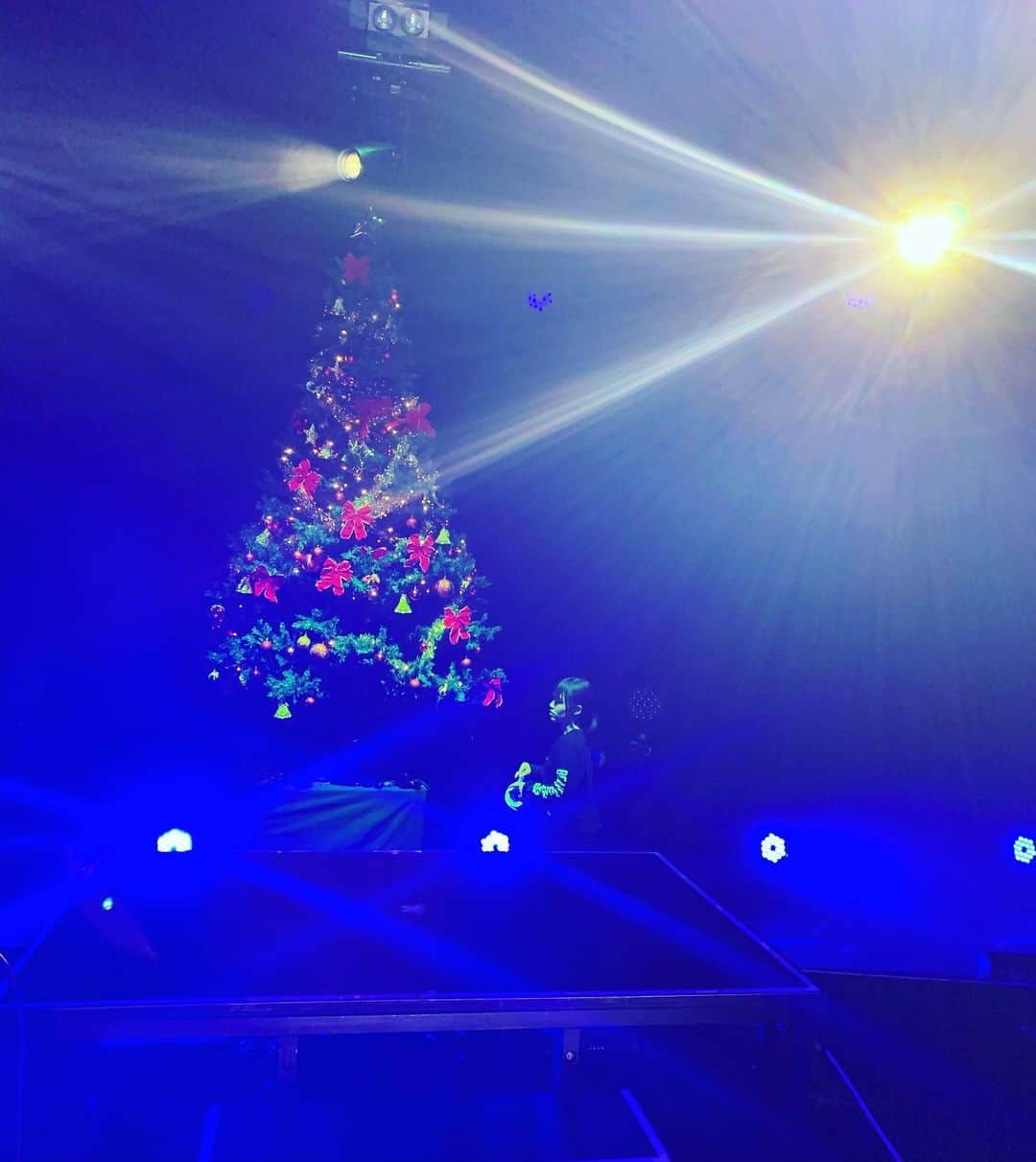 YURIさんのインスタグラム写真 - (YURIInstagram)「国際フォーラム初日w/#久保田利伸　はvery special #xmas eveだったね 🎄🎄皆明日も宜しくね🎶❤️Such a special Xmas Eve show with the #legend himself, #ToshiKubota here in #Tokyo. Can’t wait to do it all over again tomorrow🎄 #divalife #tourlife #divafreshyuri」12月24日 21時30分 - divafreshyuri