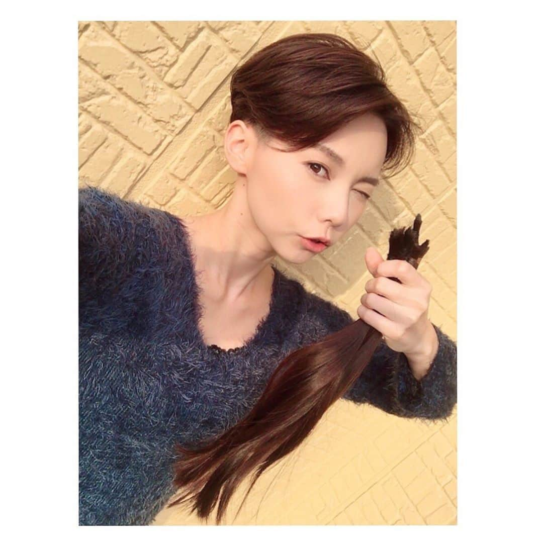 藤谷香々さんのインスタグラム写真 - (藤谷香々Instagram)「ヘアドネーション(髪の寄付) 皆さんもしませんか？ . . . 脱毛症や乏毛症、小児ガンなどの  治療や外傷等で「頭髪に悩みを 抱える子どもたち」に、 ヘアドネーションによる髪のみで 作ったメディカル・ウィッグを 無償提供する団体に ameさんでしっかり髪質を よくしてもらった髪を寄付♩ . . . 3度はげたことがあって 髪、頭皮の大切さに敏感やから 寄付してよかった＊ . . この髪がウィッグになって 喜んでかぶってくれる 子どもがいるといいな♡ . . . #ヘアドネーション#髪#ジャパンヘアドネーションアンドチャリティー #ロングヘア#ショートヘア#ショートカット#美容室#三重県#ame#ツーブロック#刈り上げ#ツーブロック女子#ハンサムショート#パーマ#カット」12月24日 21時42分 - co1023fu