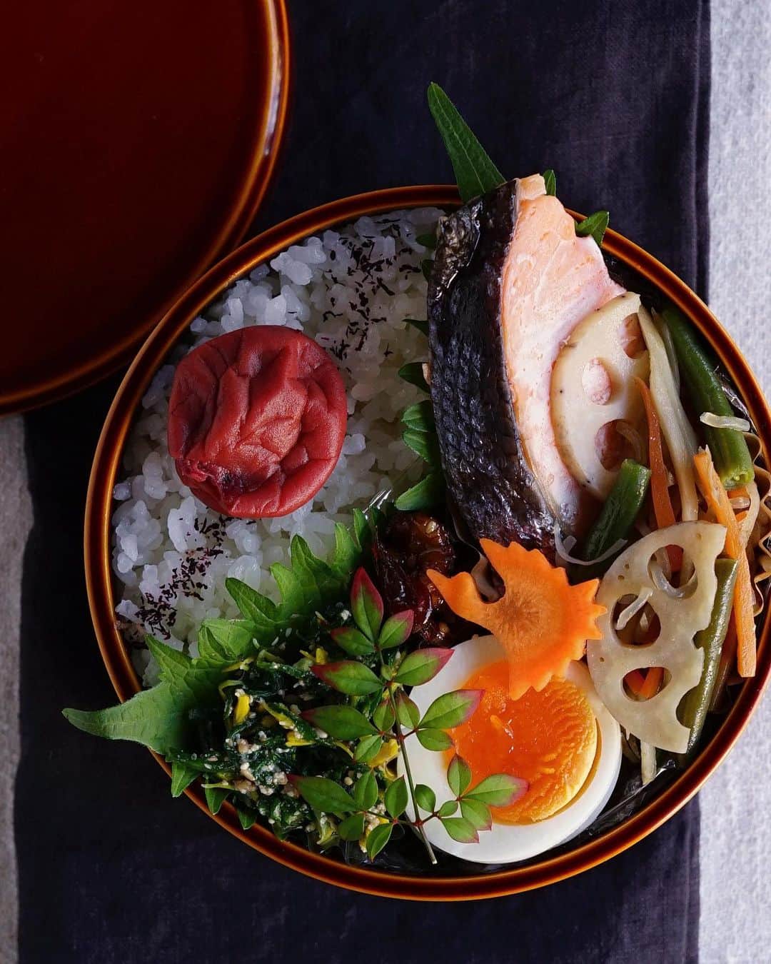 Ryoko Yunokiのインスタグラム：「+ + + Grilled salted salmon bento/焼き塩鮭弁当 . *rice and umeboshi *grilled salted salmon *kimpira veggies, lotus root, carrot, green beans, burdock and shirataki *hard-boiled egg *soy-glazed walnuts *blanched shungiku and mum flower with soy sesame dressing . ＊ご飯と梅干し ＊焼き塩鮭 ＊野菜の金平（蓮根、人参、隠元、牛蒡、白滝） ＊ゆで卵 ＊胡桃の佃煮 ＊春菊と菊の花の胡麻和え + + + #bento #お弁当 #丸の内弁当 #f52grams #曲げわっぱ #春慶塗 #飛騨春慶」