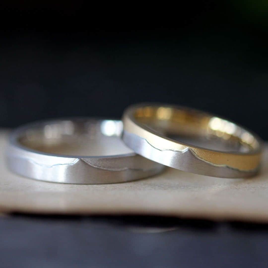 ith / イズ オーダメイド結婚指輪さんのインスタグラム写真 - (ith / イズ オーダメイド結婚指輪Instagram)「思い出の景色を、結婚指輪に。 フルオーダーメイドで制作した 特別なデザインです。 . 八ヶ岳の稜線は、空と大地の境界線。 . 女性の指輪は、ゴールドとプラチナの コンビカラー仕立てにより デザインが際立ちます。 . アトリエを開いて日が浅い頃の 懐かしいお客様を思い出しつつ、 何度目のクリスマスもお幸せにと願います。 . . 公式ハッシュタグ🤳✨ #イズマリッジ . . #結婚指輪 #婚約指輪 #プロポーズ  #マリッジリング #エンゲージリング  #指輪 #ダイヤモンド #ブライダルリング #婚約 #プレ花嫁 #ペアリング #指輪選び  #刻印 #入籍 #令和婚 #ウェディングドレス #ナチュラルウェディング  #指輪探し #結婚指輪探し #ゴールドリング  #オーダーメイドリング #結婚指輪オーダー #オーダーメイド #花嫁 #2020春婚 #2020夏婚  #手しごと #職人 #merrychristmas」12月24日 21時35分 - ith_marriage