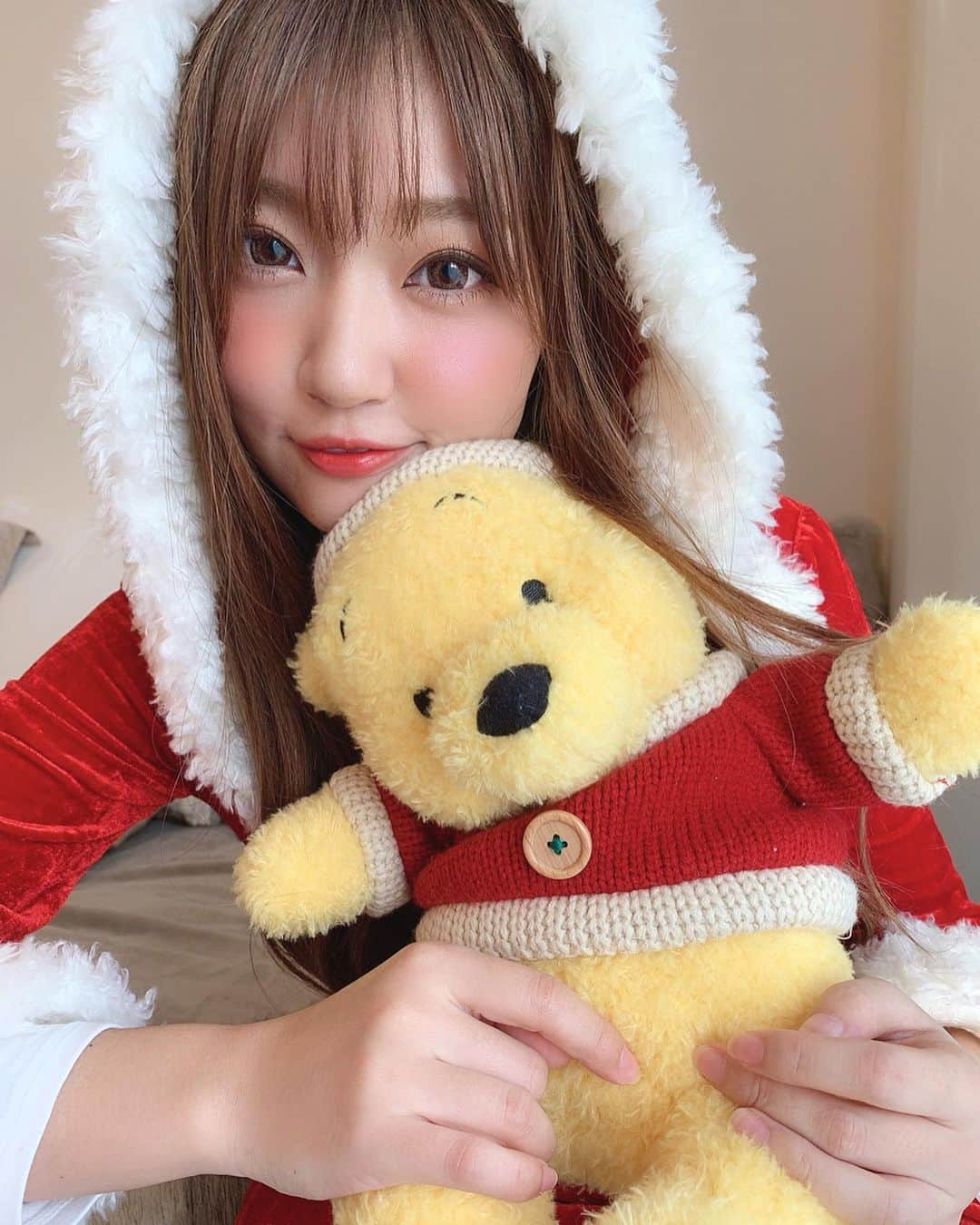 いっちゃん/嶋津 いつみさんのインスタグラム写真 - (いっちゃん/嶋津 いつみInstagram)「. . メリークリスマス🐻🎄✨ . . . やっと体調が回復してまいりまして 今日は仲良しメンバーと クリスマスパーティをしてきました☺️❤️ . . . . . . みんなのために用意してたプレゼント 喜んでもらえて嬉しかった🙏🏻💕 . . . . . . 明日は普通に用事して 歯医者行く。そんなクリスマス💨ww . . . . . みんなは何して過ごすの😀🌿？？ . . . . . .  #関西  #関西サロモ  #サロンモデル #サロモ #いっちゃん  #フリーモデル #関西モデル  #あざといっちゃん #かわいっちゃん #いっちゃんコーデ #ブライダルモデル #アレンジモデル #ヘアカラー  #ヘアアレンジ #ootd . .」12月24日 21時35分 - istumiiiru