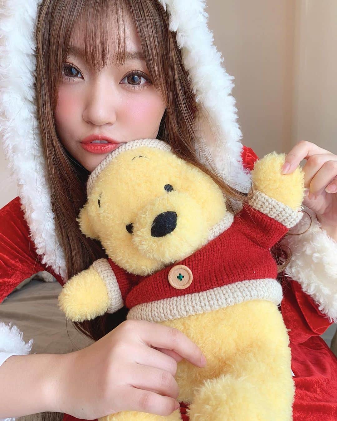 いっちゃん/嶋津 いつみのインスタグラム：「. . メリークリスマス🐻🎄✨ . . . やっと体調が回復してまいりまして 今日は仲良しメンバーと クリスマスパーティをしてきました☺️❤️ . . . . . . みんなのために用意してたプレゼント 喜んでもらえて嬉しかった🙏🏻💕 . . . . . . 明日は普通に用事して 歯医者行く。そんなクリスマス💨ww . . . . . みんなは何して過ごすの😀🌿？？ . . . . . .  #関西  #関西サロモ  #サロンモデル #サロモ #いっちゃん  #フリーモデル #関西モデル  #あざといっちゃん #かわいっちゃん #いっちゃんコーデ #ブライダルモデル #アレンジモデル #ヘアカラー  #ヘアアレンジ #ootd . .」