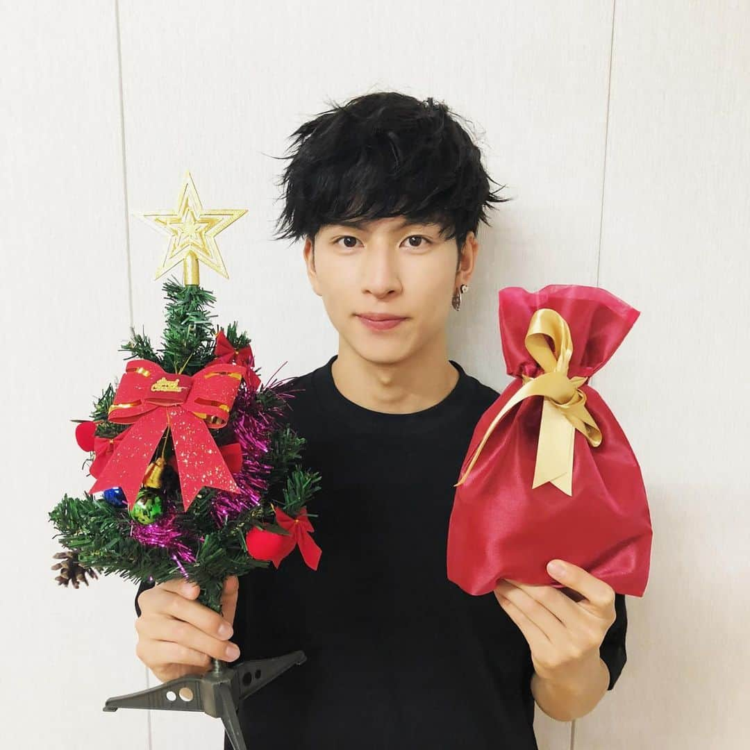 PRINCE OF LEGENDさんのインスタグラム写真 - (PRINCE OF LEGENDInstagram)「.﻿ ‪🎄🎄 #クリスマスイブ 🎄🎄‬﻿ ﻿ ‪メリー‬﻿ ‪クリスマスイブ🎅🎄🎁🍗🥂✨‬﻿ ﻿ ‪素敵なイブを☆彡‬﻿ ﻿ ‪#貴族誕生　#プリレジェ‬﻿ ‪#長谷川慎🏀﻿」12月24日 21時35分 - prince.of.legend