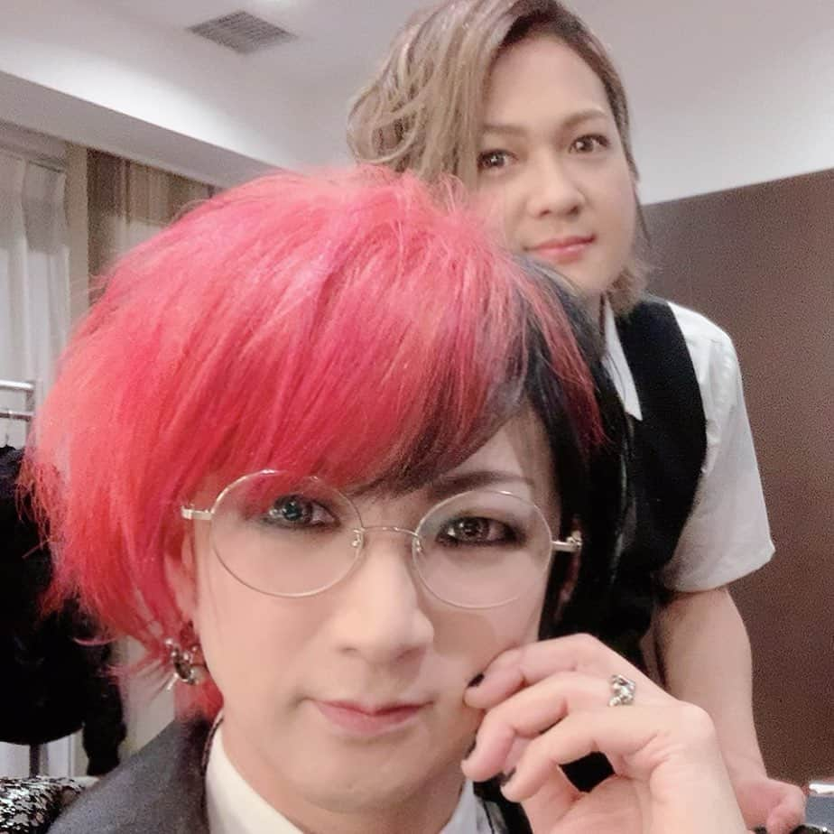 Ikuoさんのインスタグラム写真 - (IkuoInstagram)「Royal Scandal Zepp osaka bay side無事終了しました！ ロイスキャの世界観に演奏者として貢献できて感無量！ 楽しいイブの夜になりました！  慶とのグルーヴもいい感じ！！ #ikuo #山崎慶 #royalscandal  #メガネはだてじゃなくて本物」12月24日 21時49分 - ikuobass