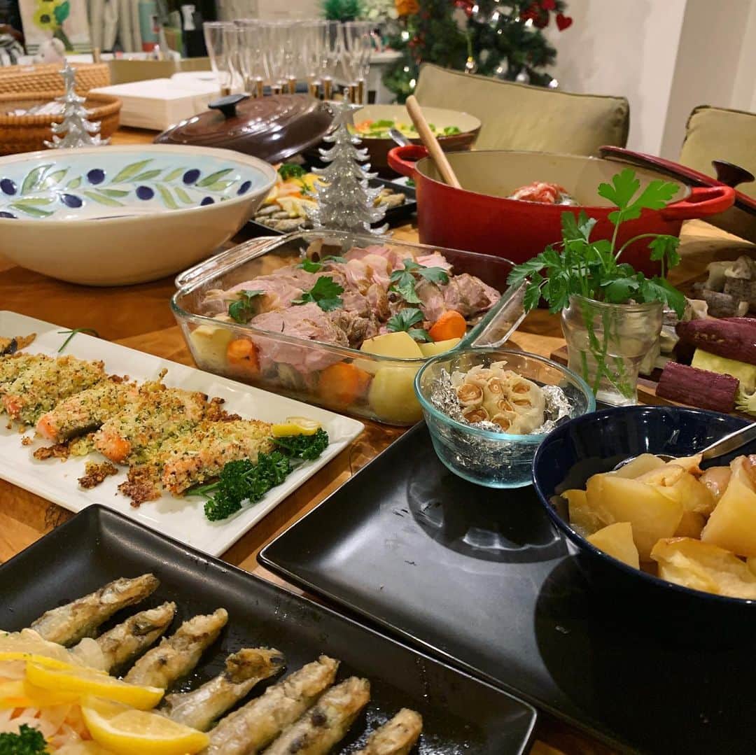 福吉 彩子さんのインスタグラム写真 - (福吉 彩子Instagram)「働くかあさんのクリスマス・コーデ 今年のクリスマスは、ママ会やホームパーティー、スナックカラオケ🎤など盛り沢山！やっぱ年末は楽しいね♡ ホームパーティーでは久しぶりに山ほど料理をつくり、チキン焼いた🍗んだけど、みんなで食べると美味しい〜 ずっと年末だといいのにな 体重的にはいよいよ限界😭  クリスマスらしくパキッとした赤にブラウンを合わせて🤶 コートは付属のファーをつけて手元はあったかでした〜  どなたさまも、ハッピーホリディ！  knit #zara pants #elura coat #whimgazette  #ワーママ #ワーママコーデ #働くかあさん  #プチプラコーデ #プリプラコーデ #Domani #ドマーニ #雑誌ドマーニ #Domanist  #domanimagazine  #クリスマス　#クリスマスコーデ #ホームパーティー」12月24日 21時49分 - fuku44aya