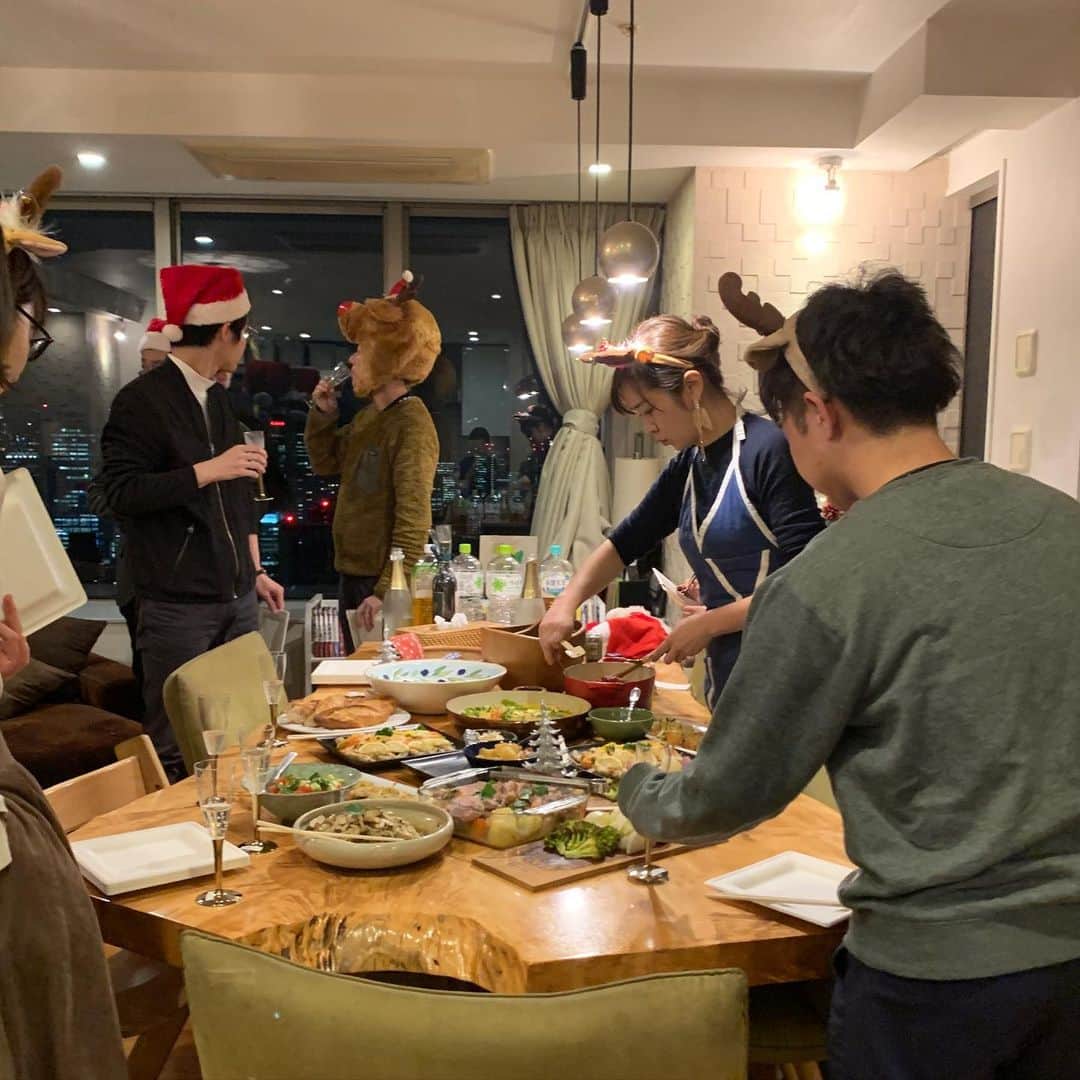 福吉 彩子さんのインスタグラム写真 - (福吉 彩子Instagram)「働くかあさんのクリスマス・コーデ 今年のクリスマスは、ママ会やホームパーティー、スナックカラオケ🎤など盛り沢山！やっぱ年末は楽しいね♡ ホームパーティーでは久しぶりに山ほど料理をつくり、チキン焼いた🍗んだけど、みんなで食べると美味しい〜 ずっと年末だといいのにな 体重的にはいよいよ限界😭  クリスマスらしくパキッとした赤にブラウンを合わせて🤶 コートは付属のファーをつけて手元はあったかでした〜  どなたさまも、ハッピーホリディ！  knit #zara pants #elura coat #whimgazette  #ワーママ #ワーママコーデ #働くかあさん  #プチプラコーデ #プリプラコーデ #Domani #ドマーニ #雑誌ドマーニ #Domanist  #domanimagazine  #クリスマス　#クリスマスコーデ #ホームパーティー」12月24日 21時49分 - fuku44aya