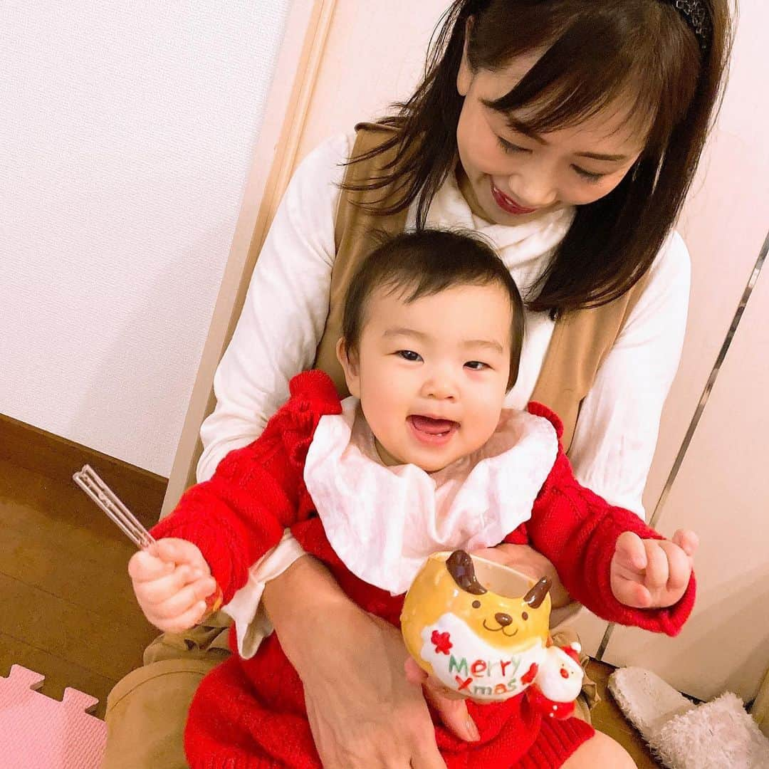 庄司ゆうこさんのインスタグラム写真 - (庄司ゆうこInstagram)「クリスマスイブのランチは未知様とちひろちゃんと❣️ 本当はかりんちゃんも来る予定でサプライズでお誕生日お祝いする予定だったけど残念😂 夜は家族でチキンかぶりついたよ😝 @alze_chicken のチキンが最高に美味しくて事前に注文しておきました💖 ケーキ買ったけど、チキンが美味し過ぎて満腹になり、ケーキは明日の朝ご飯にしよーっと。笑 ももちゃん目が腫れて眼科に行ったらものもらいだった😭 早く治りますように。。😢 #メリークリスマス#クリスマスイブ#チキン#ピザ#家族団欒#親子#クリスマスコーデ#生後8ヶ月#初クリスマス#ももちゃんです🤗」12月24日 21時43分 - yuko.shoji