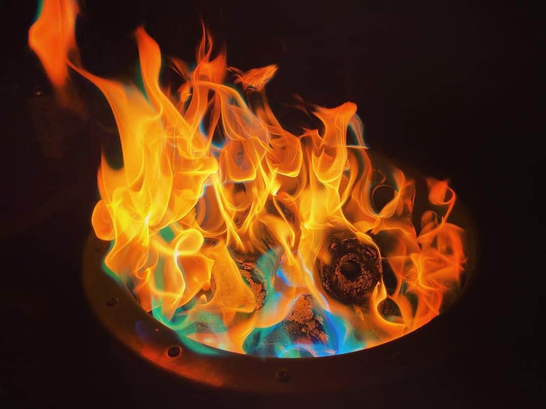小林可夢偉のインスタグラム：「新しい焚き火台と魔法のパウダーで焚き火アート🔥#merrychristmas」