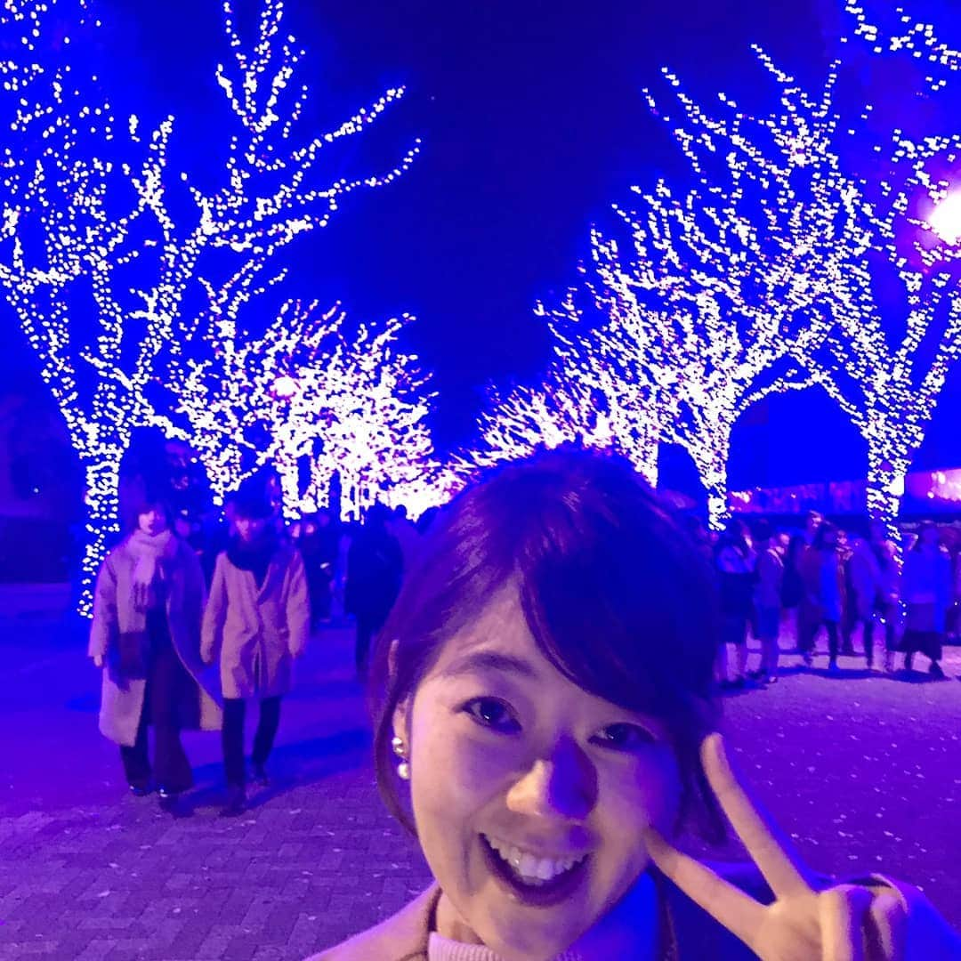 滝香織さんのインスタグラム写真 - (滝香織Instagram)「皆さん、#クリスマスイブ はいかがお過ごしですか？ 私は一人、部屋の大掃除をしていますが(>_<)せっかくなのでクリスマス気分を✨ 先日、#東京 で巡った#イルミネーション #渋谷 の#青の洞窟 #六本木 の#けやき坂イルミネーション #表参道 きれいだったなあ。  皆さん素敵なイブ&クリスマスをお過ごしくださいませ✨  #christmas #christmaseve #illumination #tokyo #クリスマス #愛媛 #アナウンサー #女子アナ #滝香織」12月24日 21時48分 - kaorin_taki