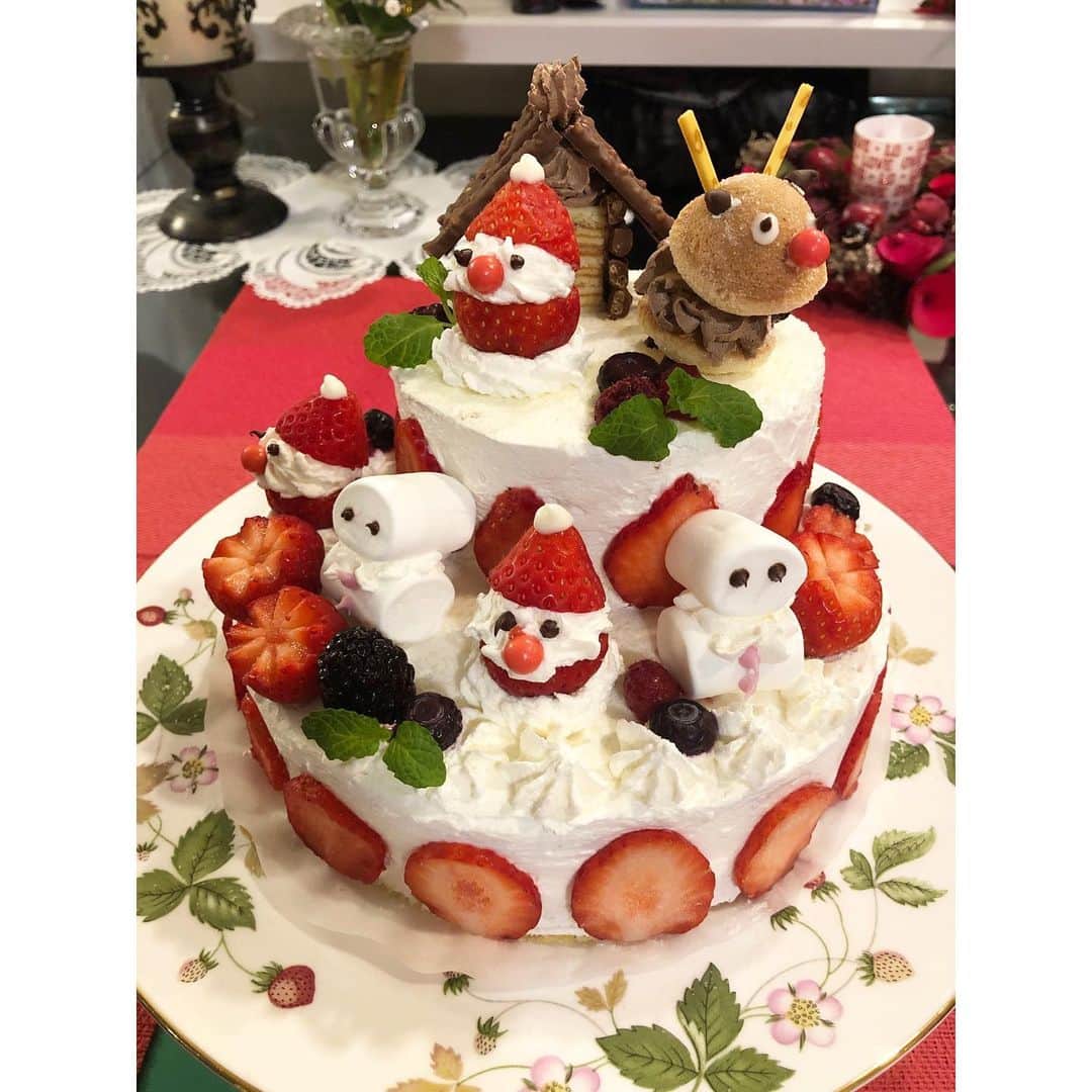 岡本雅世さんのインスタグラム写真 - (岡本雅世Instagram)「Merry Christmas🎄 今年も3人でクリスマスパーティー出来てHappy💖 朝から買い出ししてせっせと準備💪 ケーキに一番時間かかった💦🎂 やり出すと止まらない⛄️🎅 料理でお腹いっぱいなってピア王子は寝てしまいました😅 ケーキは明日の朝食べることに💕 ・ #クリスマスパーティー #ホームパーティー　#4歳男の子 #クリスマスケーキ　#ケーキデコレーション #サンタケーキ」12月24日 21時53分 - masayo_okamoto