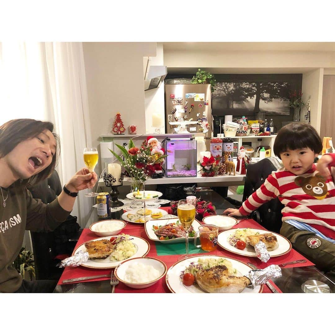 岡本雅世さんのインスタグラム写真 - (岡本雅世Instagram)「Merry Christmas🎄 今年も3人でクリスマスパーティー出来てHappy💖 朝から買い出ししてせっせと準備💪 ケーキに一番時間かかった💦🎂 やり出すと止まらない⛄️🎅 料理でお腹いっぱいなってピア王子は寝てしまいました😅 ケーキは明日の朝食べることに💕 ・ #クリスマスパーティー #ホームパーティー　#4歳男の子 #クリスマスケーキ　#ケーキデコレーション #サンタケーキ」12月24日 21時53分 - masayo_okamoto