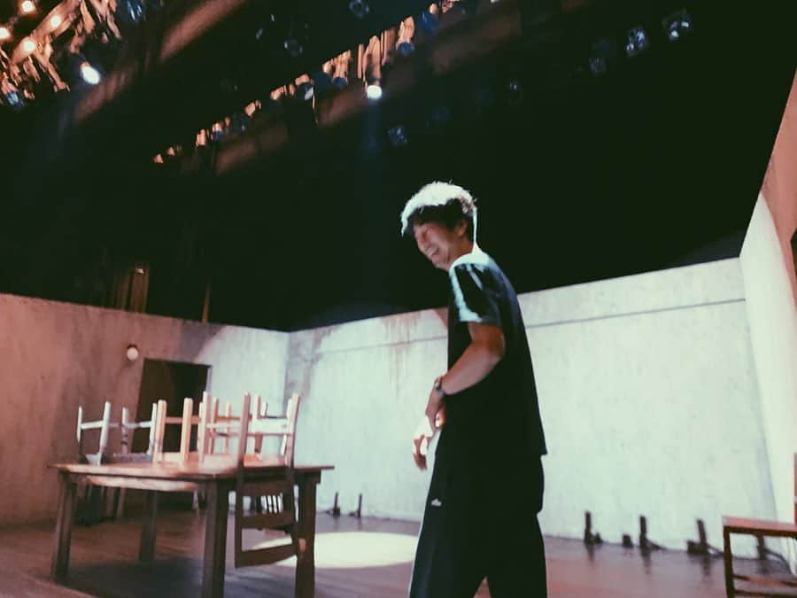 岸井ゆきののインスタグラム：「『月の獣』 東京千穐楽。無事におわりました！ ありがとうございました！ 今回も本番前アップ中の眞島さんとユウキです☺️ 酎さんは、舞台上ではアップされないので、マチソワ間での写真🙂（笑）（しかも男子手洗所のまえで）  明日は新潟りゅーとぴあでの公演です！ 12/25  18:30〜 当日券あります😊 お近くの方、この機会にぜひよろしくお願いします！！ のこるは明日と 兵庫県立芸術文化センター　阪急 中ホールにて 12/28  13:00〜 12/29  13:00〜 です！！！ 関西圏の方ぜひ兵庫へおいでくださいまし 待っています☺️☺️☺️🥰 #月の獣 #眞島秀和 #久保酎吉 #升水柚希  #岸井ゆきの」
