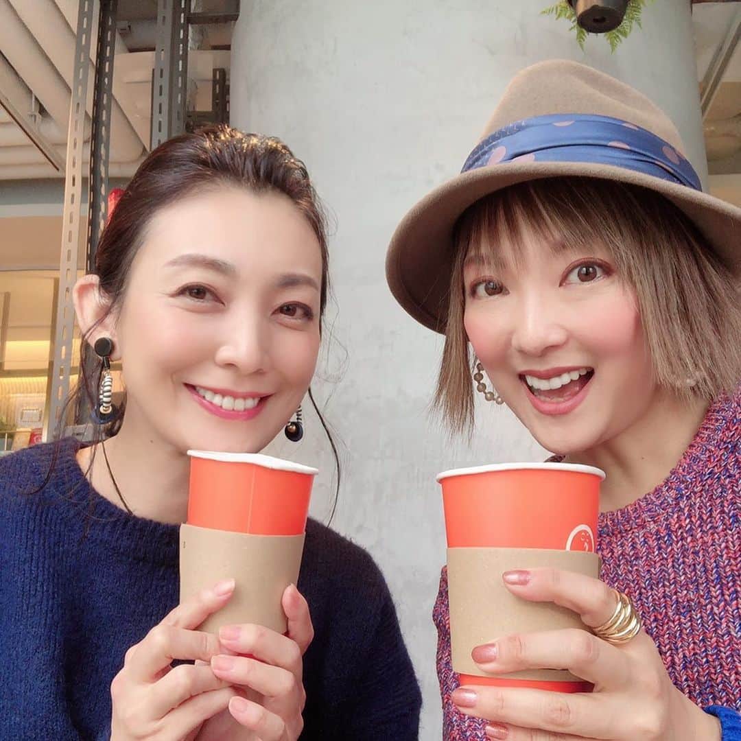 田中美里のインスタグラム：「仕事でトレーニングに間に合わなかったまりやちゃん。  来年からまた一緒にトレーニングしようね。  #仲良しトレできず #とりあえず #スタジオ近くで #お茶したよ #クリスマスイヴは #まりやちゃんファミリーと」