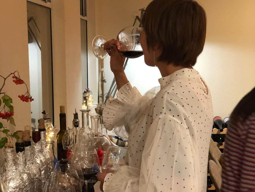 福田淳子さんのインスタグラム写真 - (福田淳子Instagram)「Thanksgiving party〈wine〉 さて、お次はワイン。ワイン好きがたくさん集まっていたので、いろんなワインがたくさん開きました。朝起きて空の瓶の数にびっくり…笑。  そしてちょっとしたテイスティングゲームも。6本のバルベーラの飲み比べ。産地はアメリカとイタリア。それぞれの違いをちゃんと把握できるのでしょうか…。 地域の差はよくわからないけど、好きな感じはちゃんとわかる。  ソムリエのFahはパーフェクトに正解していてさすが！の一言。  #2019jautumntrip  #thanksgiving  #thanksgivingdinner  #barbera」12月24日 21時57分 - junjunfukuda