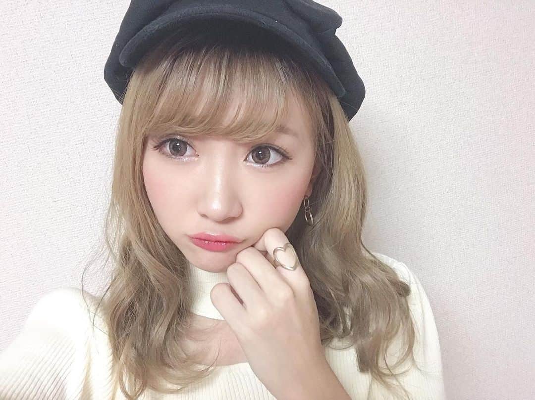 のインスタグラム：「♡♡♡ . Merry Christmas 🎅🏻🎄♥️ . ちょっと印象変えたくてまた新しいカラコン GETしたよ✌🏻カラコン大好きおばさんです() . @lanicon_official の oldブラウン です 🎀 . 最近全然盛れへんから着色直径が大きめのやつ 選んだ😂！15.0mm✨サイズちょうどいい！ . あと私は元の目の色が真っ黒やからカラコンは 発色良くないと嫌で綺麗な発色のブラウンに 一目惚れしてこれにした💕フチもナチュラルな ブラウンで良き✨1枚目は写真の色味加工してるから ちょっと派手に見えるけど(2枚目以降もみてね) 今までつけてたやつに比べるとだいぶギャルっぽさは なくなったはず(？)派手なカラコンに飽きてたから これめっちゃ気に入った😢うれしい(っ ॑꒳ ॑c) . 新しいカラコンどうですかーーーーー？（ i  _  i ） . . #Lanicon #ラニコン #カラコン #oldブラウン #オールドブラウン #送料無料 #1年カラコン #カラコンレポ #ブラウンカラコン #カラコンレビュー .」