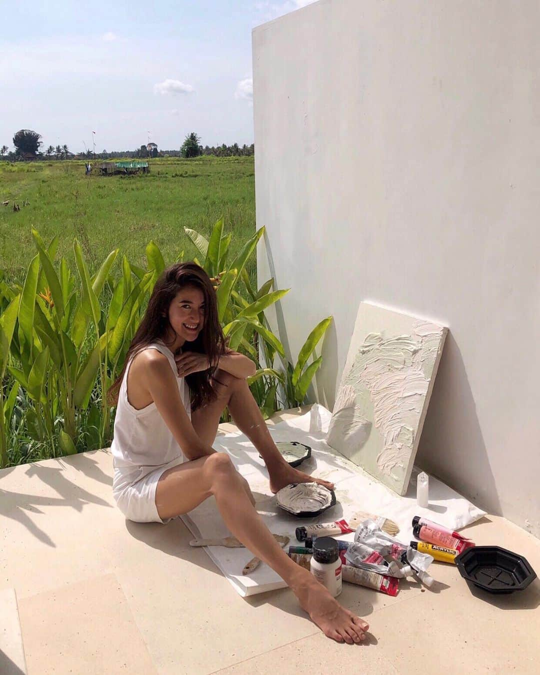 Natsuさんのインスタグラム写真 - (NatsuInstagram)「Painting in Bali🦋🌈 . ここバリ島で制作したホヤホヤ新作も含めて、 明日クリスマスの夜に アート新作たちを販売スタート しようと思っています。 Merry Christmas from Bali😊 . music : Delirium」12月24日 22時07分 - _natsurose_