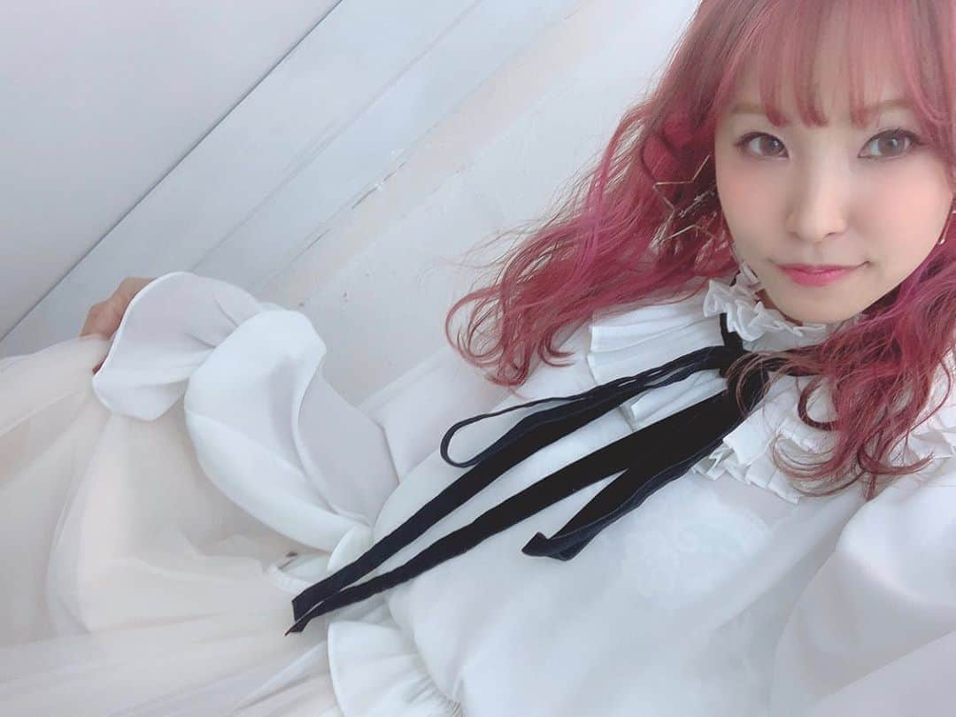 LiSAさんのインスタグラム写真 - (LiSAInstagram)「ヘアアクセも真っ白なよそ行きお洋服も真っ赤なモコモコヒールもでっかい耳の星もそれに合わせたゆるゆるのハーフアップも、たばたさんと　@chinatsu.tabata88 よっしーさんに　@yoshida_miho クリスマスの為に用意してもらいました🤶 東京はホワイトクリスマスにはならなかったけど、私は一人でホワイトクリスマス⛄️ 今年のLiSANTAは、クリスマスのパーティーお招き仕様です🎁メリクリ🎄  #LiSA #りさふく　#たばたばへあー　#よっしーコーデ #LABELLEETUDE  #pameopose  でお願いしますっ🙏✨」12月24日 22時07分 - xlisa_olivex