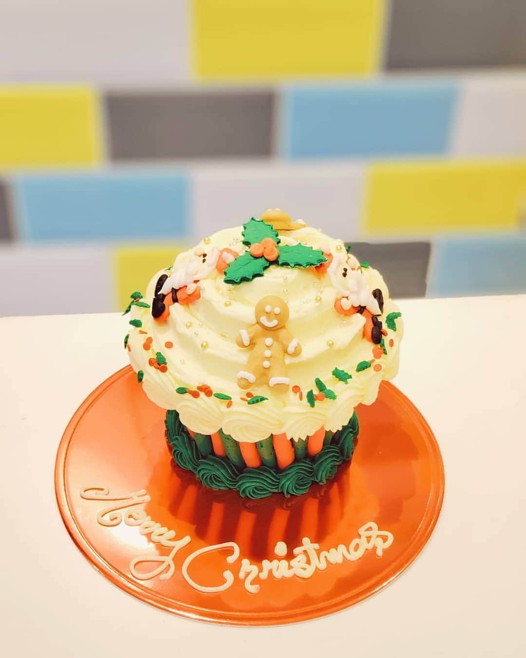 天霧真世のインスタグラム：「· Christmas cupcake☺🎄🍰 · 『LOLA'S Cupcakes』のクリスマス限定メニュー🎁🎄❄ · 見ても食べても幸せになれるカップケーキ😍💕 · · #東京 #原宿 #六本木ヒルズ #舞浜イクスピアリ  #tokyo #harajuku #roppongihills  #ikspiari #ローラズカップケーキ #lolascupcakes · 🌈@mayomayo.com_ 💎@mayosacise.official ✏@mayo_paint · ·」