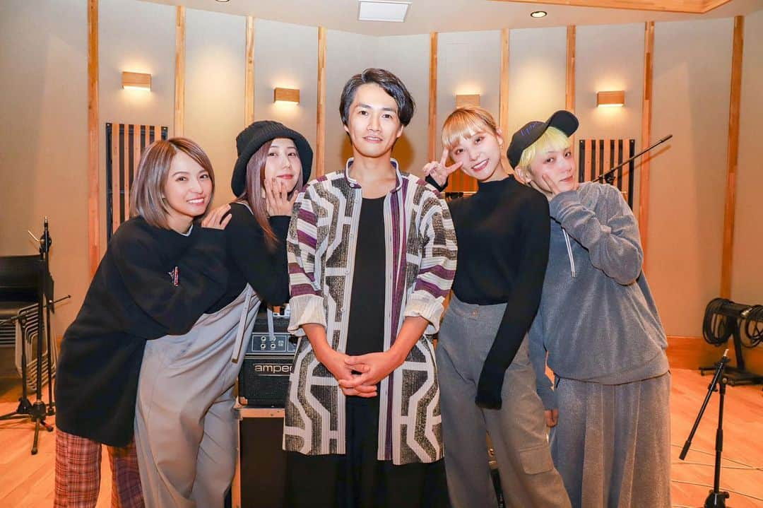 SCANDALさんのインスタグラム写真 - (SCANDALInstagram)「2020.02.12 Release NEW ALBUM『Kiss from the darkness』に豪華アーティスト陣がサウンドプロデューサーとして参加！ - M5.ランドリーランドリー ＜武田祐介(RADWIMPS) コメント＞ 最初にこの曲の弾き語りのDEMO音源を聞かせてもらった時に思い描いた音をそのままに、最後までわくわくしながら曲を形にすることが出来ました。この曲が持つ魅力を聴き手に伝える手助けが出来ていたら嬉しいです。ステキな曲の制作に携われたこと、とても光栄に思います。お話をくれたTOMOMIをはじめSCANDALのメンバーのみんな、スタッフの皆さん、ありがとうございました。 アルバム完成おめでとうございます！ #scandal #radwimps #武田祐介 #her #kftd」12月24日 22時05分 - scandal_band_official