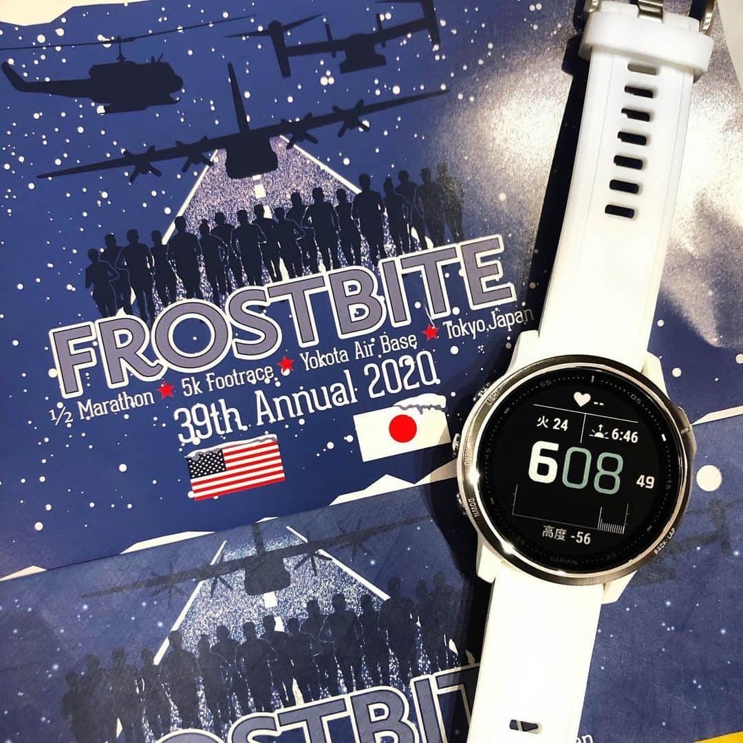 土屋香織さんのインスタグラム写真 - (土屋香織Instagram)「𖠰. 私もデビューしちゃいました⌚️ 今年の自分へのクリスマスプレゼントはGarmin♡♡♡ . 選び方よく分からなくて GPSの精度がそこそこ良さそうで（この間のリレマラのトラウマ😂）でも本格的機能はそんないらないなーと思いなんとなく見た目で #GarminFenix6S にしてみました♡ 使い方全然わからないから 一緒に走る方々ぜひ色々教えてください🙏🏻💕 今日は🍷飲んじゃったから 明日ちょっと走ってみようかなー🏃‍♀️ . パワーヨガからのテニスでねむねむ😴普段私が振り回されてるからかだんだん他のコーチまで私のこと振り回して来てるような気がするような😂❓❓❓そんなわけでいつも爆笑しながら瞬発力鍛えられてます🎾笑笑 . フロストバイトのゼッケン届きました🇺🇸🇯🇵 少しでも暖かい日になりますようにー🌞✨ そういえば免許証を身分証明書として持参する場合、免許証の暗証番号がわからないと横田基地入れないって聞いたんだけどホントですか⁉️暗証番号忘れちゃった🤭 . . .  Next ⇢  #フロストバイト #frostbiteroadrace #フロストバイトロードレース #とくしまマラソン #リセラ公式アンバサダー #igランガールズ #rungirl #ランガール #instarunners  #ランニング女子 #ラン #positivevibes #マラソン #マラソン女子 #ig千葉ランナーズ #ランニングママ #ぜんぶカラダなんだ #garmin #ガーミン #fenix6s #フェニックス6s #クリスマスプレゼント #ガーミンデビュー #christmaspresents #クリスマスプレゼント🎁 #テニス #テニス女子 #tennis #tennisgirl」12月24日 22時10分 - kaorintsuchiya