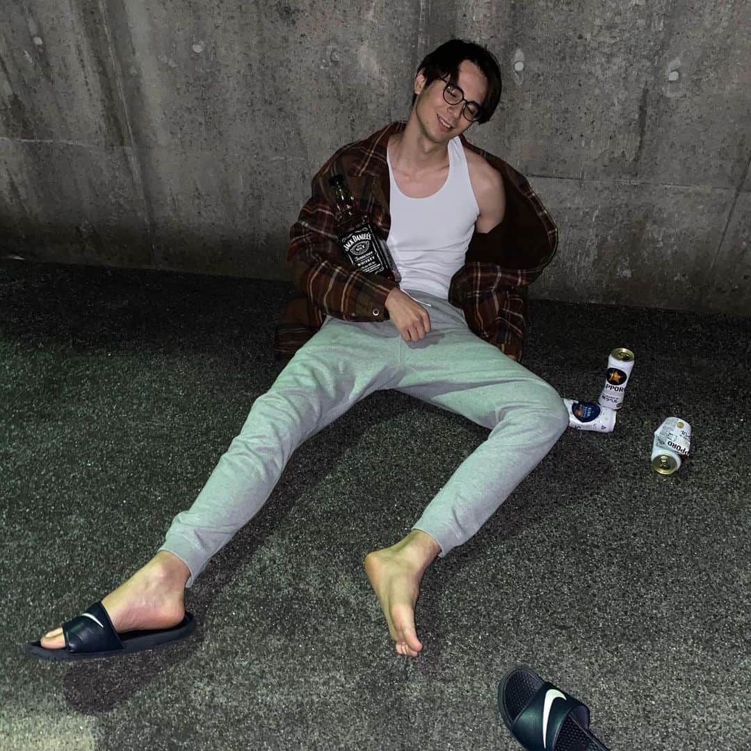 のインスタグラム：「皆さん、年末ですね。 寒くなってきて忘年会も多いから体調管理には十分気をつけて下さいね。 岡本は連日忘年会続きですが元気にやってます。 本日は2019年仕事納め、今年一年皆さまお世話になりました🙏🏻 . 明日はクリスマスですし、 まだまだ年末まで楽しむぞおおお ※写真はフィクションです . #忘年会 #仕事納め #RIP」