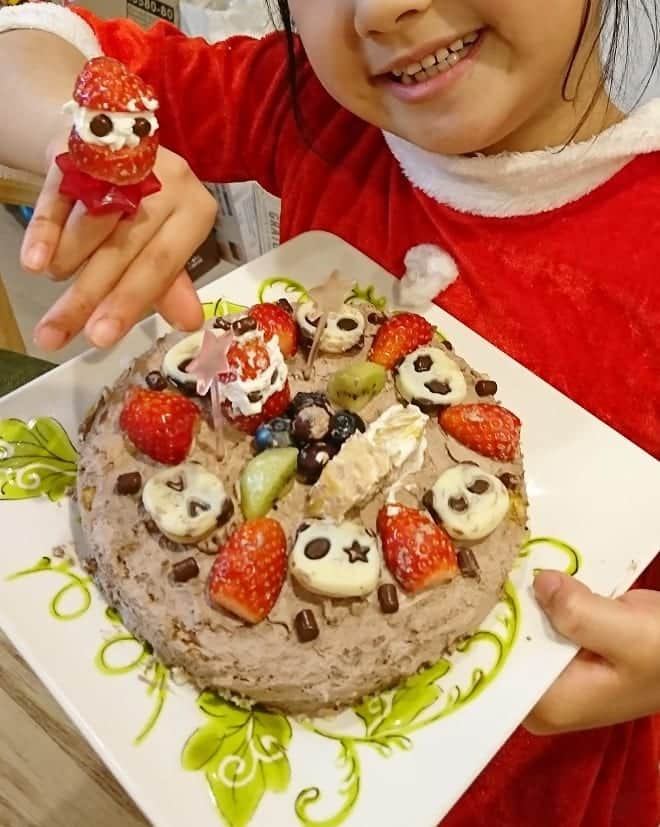 安田さちさんのインスタグラム写真 - (安田さちInstagram)「今年もクオリティの低いケーキが出来上がりました🎅🎂 メリークリスマスイブ✨  #クリスマスイブ #手作りクリスマスケーキ #サンタ指輪も作ったよ #2歳差姉妹」12月24日 22時12分 - sachi.yasuda31