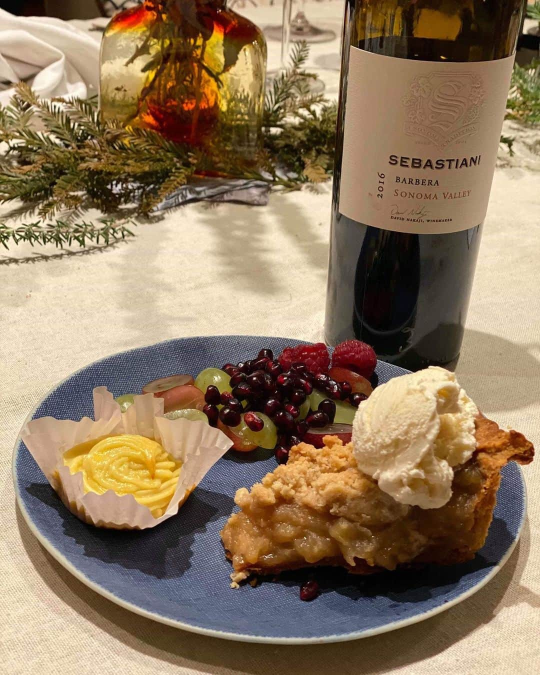 福田淳子さんのインスタグラム写真 - (福田淳子Instagram)「Thanksgiving party〈dessert〉 最後はデザートです。 アップルクランブルパイを温めて、アイスクリームのせました。（バニラアイスはThree Twins Ice Cream）あとはスイートポテト、秋のフルーツのマリネを乗せたプレートです。  サンクスギビングのデザートも、地域とか各おうちによって違うらしい。パイは定番、でもアップルパイ、ピーカンナッツパイ、スイートポテトパイ、パンプキンパイとか種類は違うのです。日本で言ったらお雑煮みたいなもの？  ワイン飲み比べてが効いてこの頃にはすっかりほろ酔いのわたし。  #2019jautumntrip  #もう帰国してます #thanksgiving #thanksgivingdinner  #Applepie #sweetpotatocake」12月24日 22時13分 - junjunfukuda