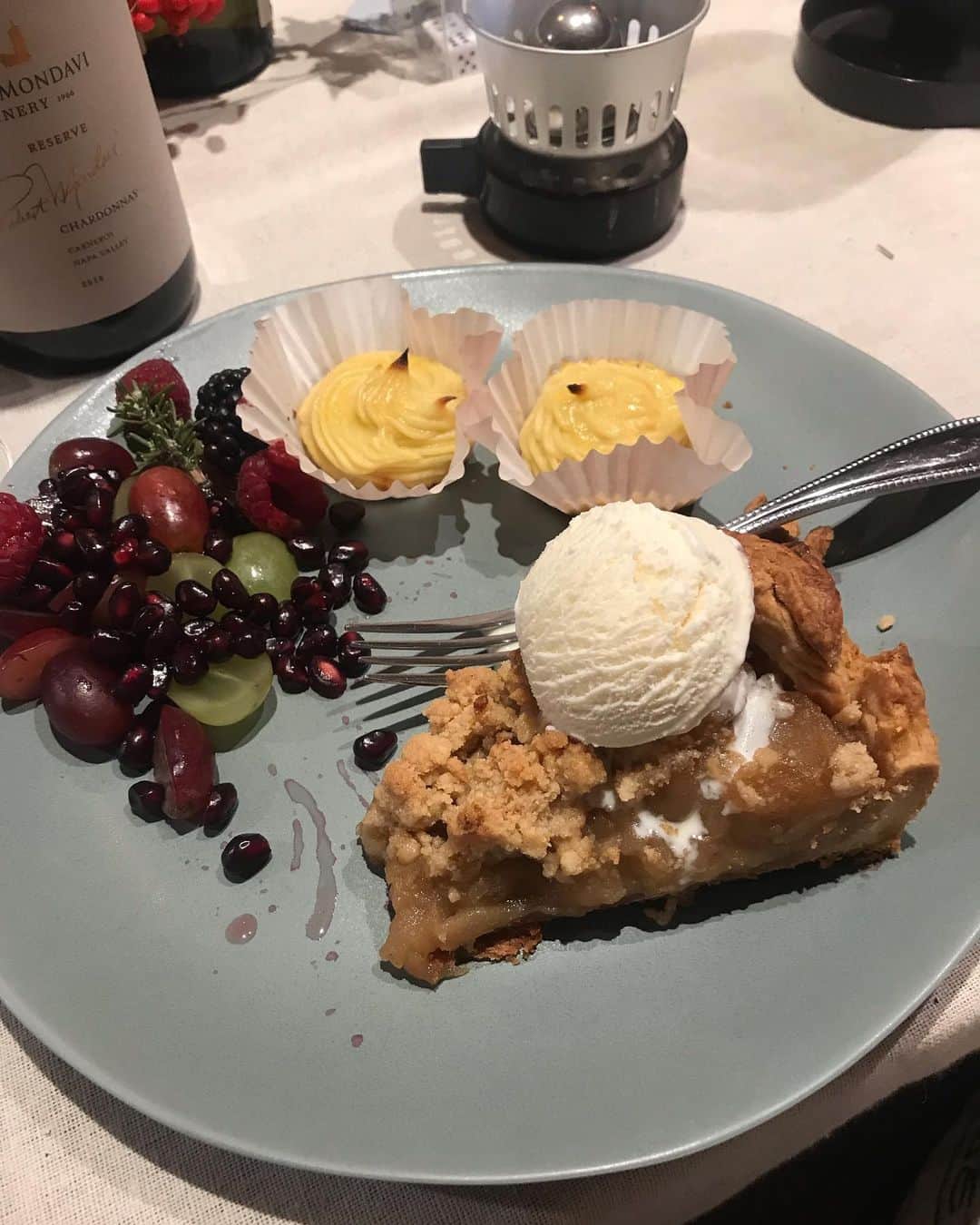 福田淳子さんのインスタグラム写真 - (福田淳子Instagram)「Thanksgiving party〈dessert〉 最後はデザートです。 アップルクランブルパイを温めて、アイスクリームのせました。（バニラアイスはThree Twins Ice Cream）あとはスイートポテト、秋のフルーツのマリネを乗せたプレートです。  サンクスギビングのデザートも、地域とか各おうちによって違うらしい。パイは定番、でもアップルパイ、ピーカンナッツパイ、スイートポテトパイ、パンプキンパイとか種類は違うのです。日本で言ったらお雑煮みたいなもの？  ワイン飲み比べてが効いてこの頃にはすっかりほろ酔いのわたし。  #2019jautumntrip  #もう帰国してます #thanksgiving #thanksgivingdinner  #Applepie #sweetpotatocake」12月24日 22時13分 - junjunfukuda