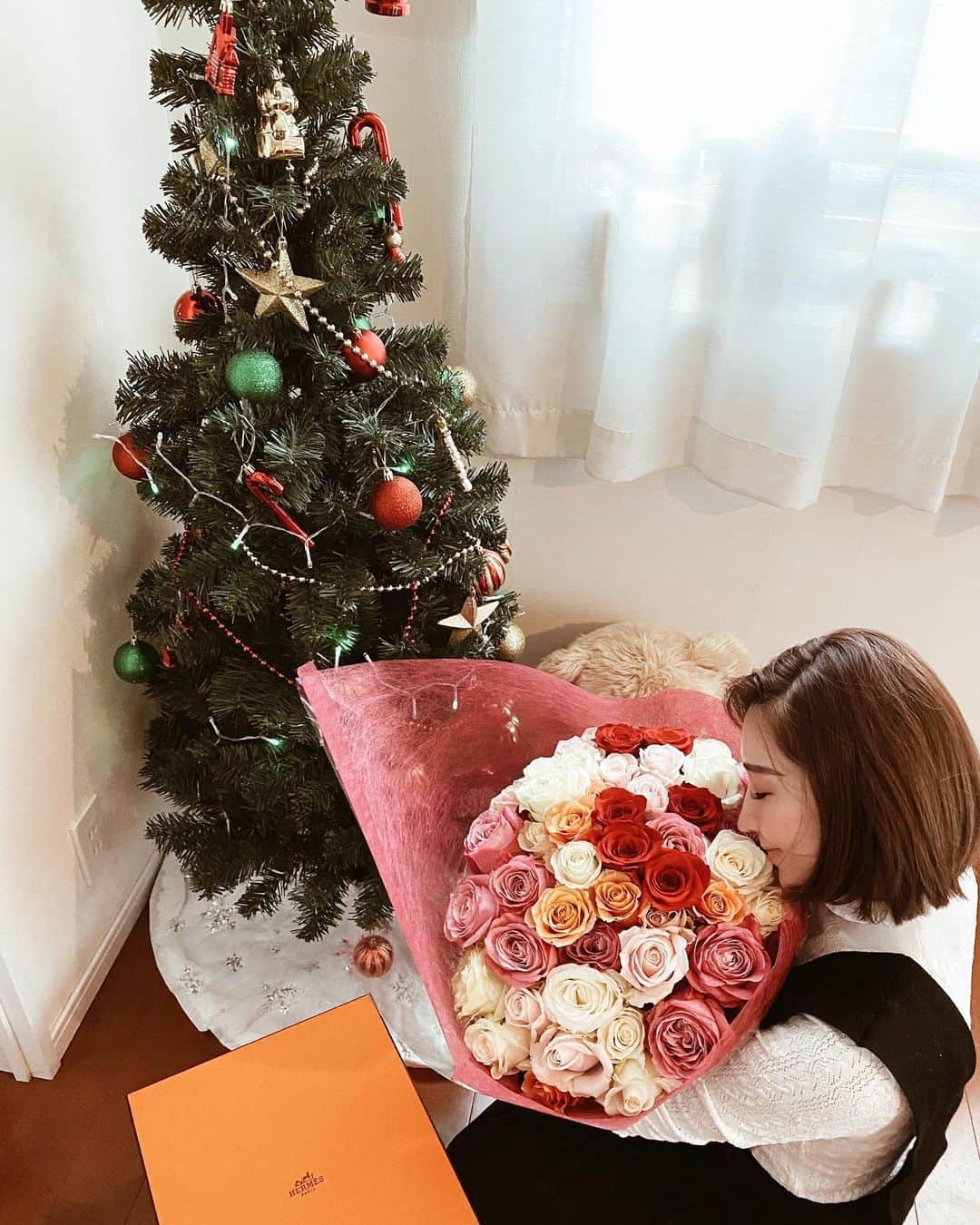 shihoのインスタグラム：「パパがでーっかいお花 抱えて帰ってきてくれた🎅🤍 . . . きゅーーーーーーん💘 . . . . 我が家は毎年まったり お家クリスマス🎄 . .  皆様素敵なクリスマスを…💋 . . . . #メリークリスマス #花束#ってなんでこんなにうれしいんだろう」