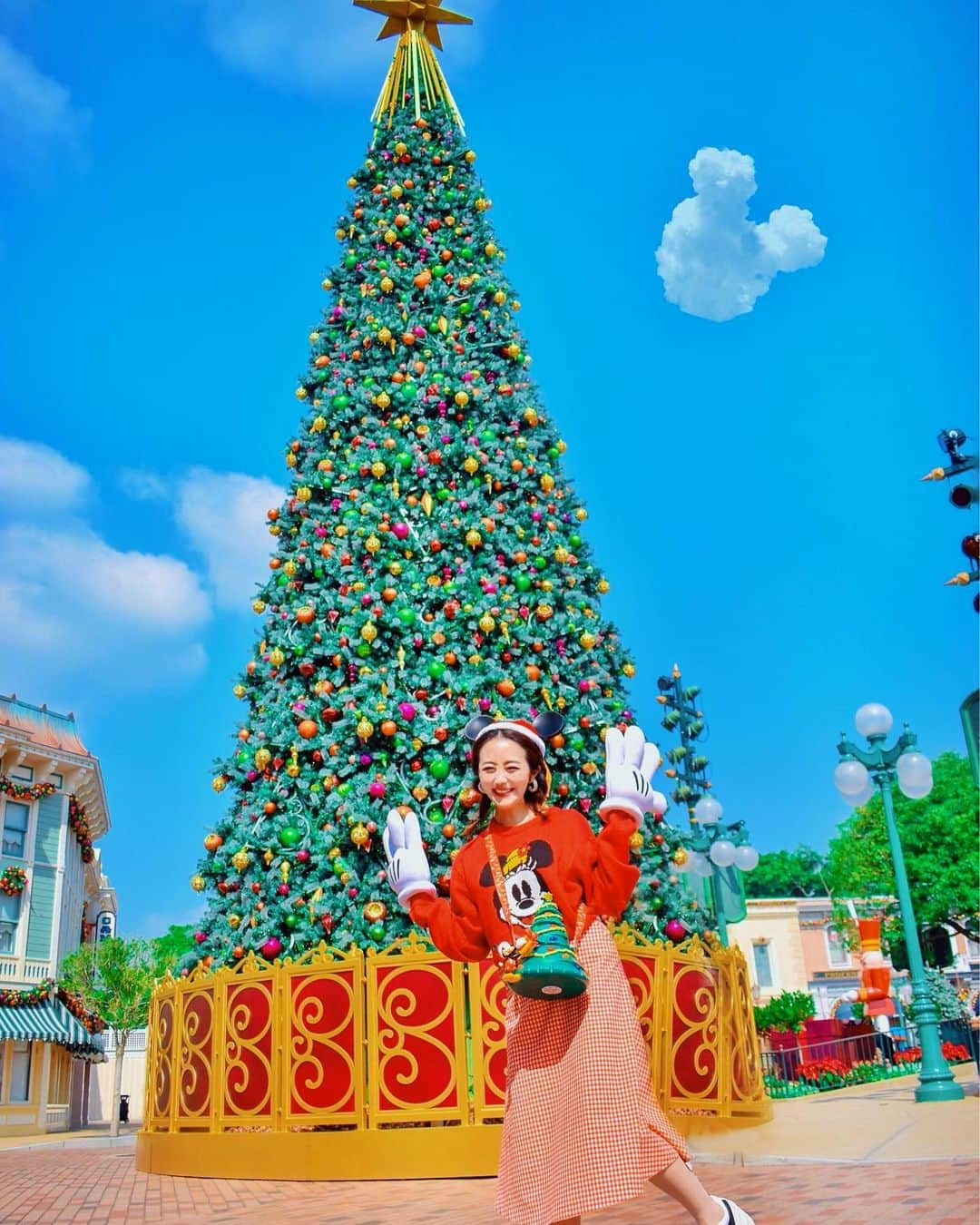 中島絢乃さんのインスタグラム写真 - (中島絢乃Instagram)「🎅🏻🎄❤️﻿ ﻿ ﻿ あ！！そっか！！！🤭✨﻿ 明日までにクリスマス系の投稿﻿ 終わらせなきゃだよね！！！🎅🏻💦🔔笑﻿ ﻿ クリスマス投稿ラストスパート🏃‍♀️💨🔥﻿ ﻿ ﻿ ﻿ ﻿ ﻿ ﻿ 青空に映える、﻿ 香港ディズニーランドの﻿ #クリスマスツリー 💭😍💕🎄﻿ ﻿ 今年はたくさん﻿ クリスマスできた気がするなーっ！😊✨﻿ ﻿ ❤︎❤︎❤︎❤︎❤︎❤︎❤︎❤︎❤︎❤︎❤︎❤︎❤︎❤︎❤︎❤︎❤︎❤︎❤︎❤︎❤︎﻿ #sponsored @hkdisneyland  #disneysisters_jp#中島絢乃的香港🇭🇰✈️」12月24日 22時15分 - nakajima_ayano