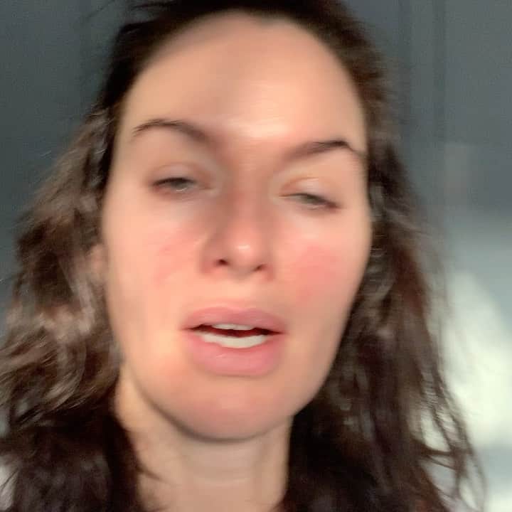 レナ・ヘディのインスタグラム：「To our @nhsmillion  WE LOVE YOU.  #letmebeatyoutoityesihaverosaceasoyoudonthaveto ❤️❤️❤️❤️」