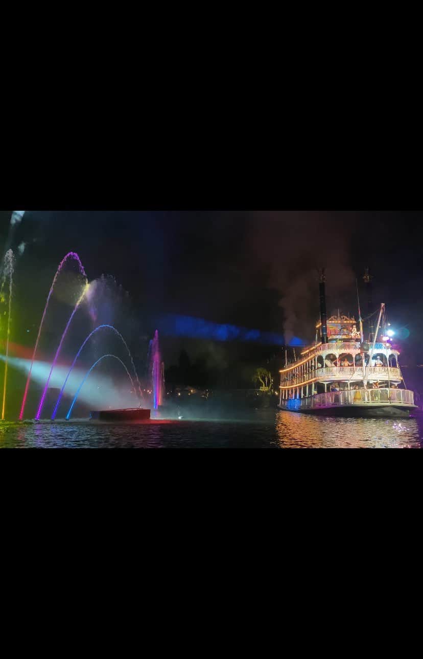 tiahy__のインスタグラム：「. Merry christmas 🎄. . . . . Blue Bayou Restaurant Fantasmic! Dining Package. . . . 大好きな大好きなFantasmic! . . ファストパスだと待ち時間が長くて立ち見だけど、今回はダイニングパッケージにしたので、ほとんど並ぶことなく、1番前で座って観れたのですごくよかった！. . . Merry christmas 🎄. . . #fantasmic」