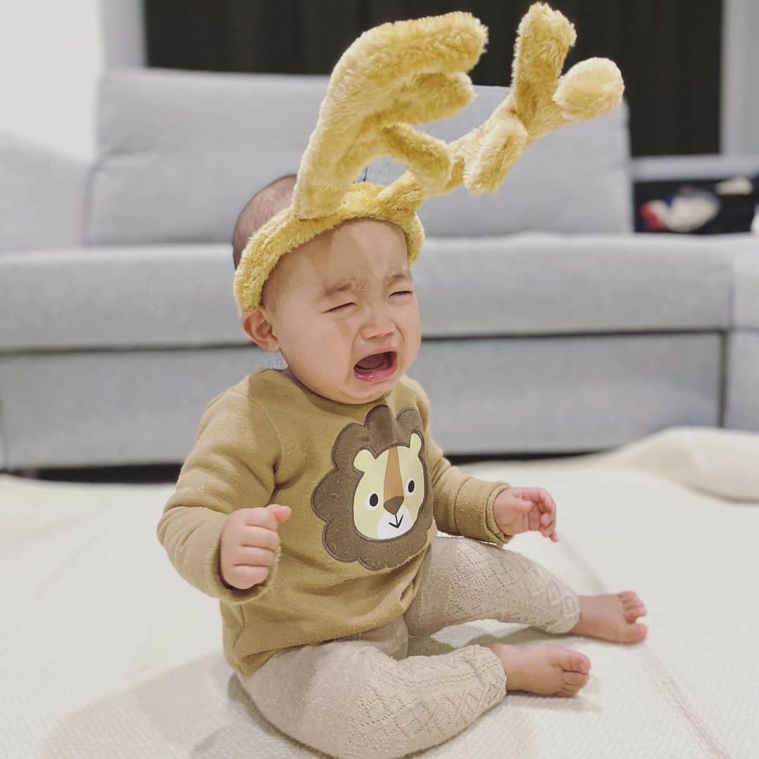 平山奈美のインスタグラム：「初めてのクリスマスイヴ🎄 🦁じゃないよ🦌だよ . .  #クリスマスイブ #トナカイ #鹿 #ベージュコーデ  #コスプレ #ダイソー #プチプラ #ギャン泣き #ご機嫌ななめ #ママ #男の子ママ #新米ママ  #赤ちゃんのいる暮らし #息子 #初めてのクリスマスイブ #男の子ベビー #宝物 #育児日記」