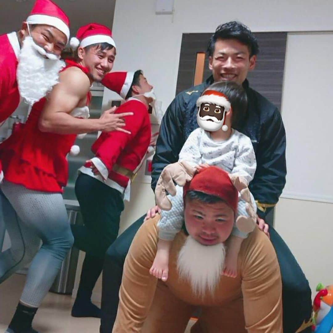 中嶋大希のインスタグラム：「グリロケの伝統らしく ヨシさんタクさん宅へ🎅🏿 #若手サンタ #シメは頂いてきたものでパーティー🙏  @yoshi_22_15 @taku_h910」