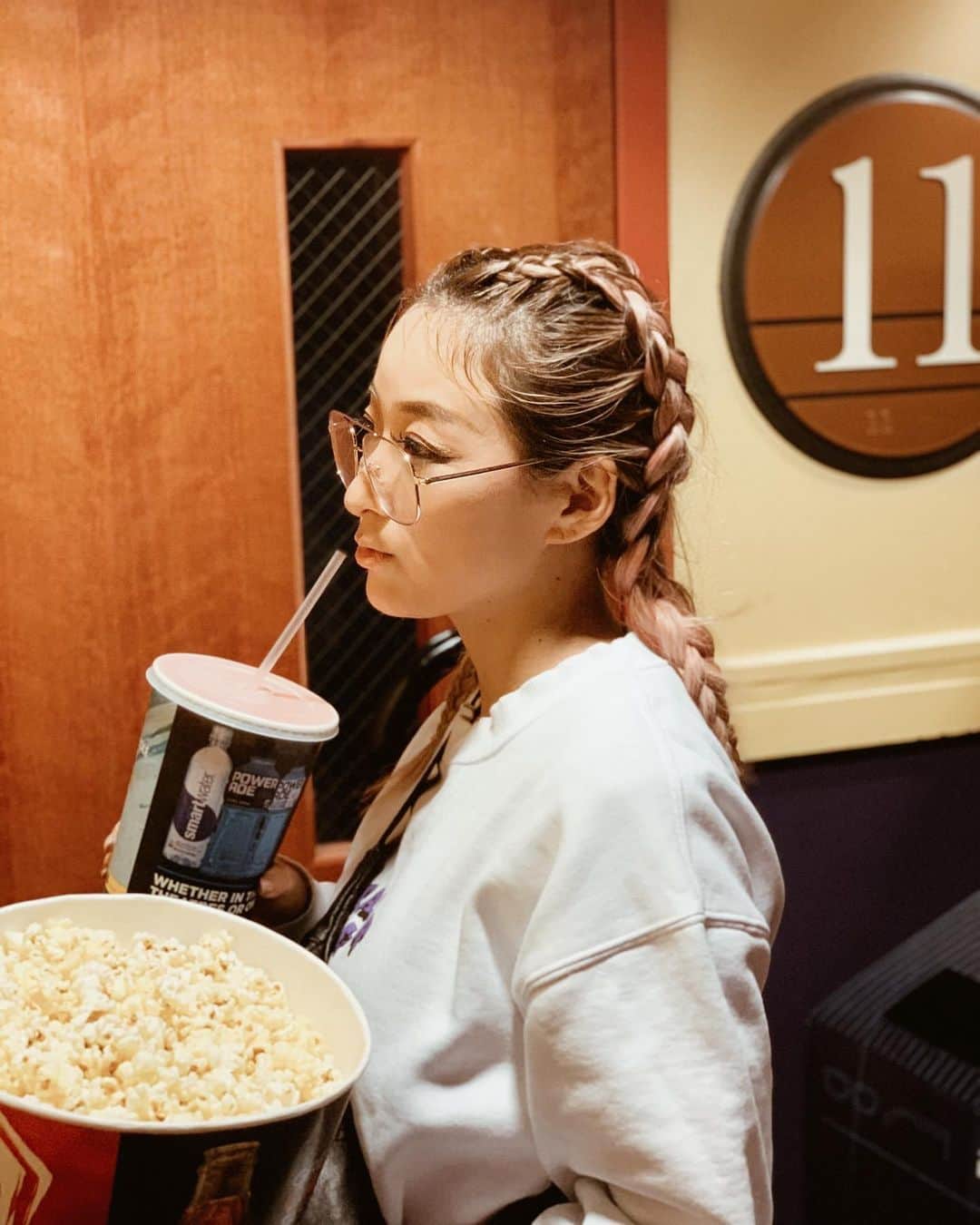 jyA-Me（ヤミー）のインスタグラム：「🍿+🥤＝🎬 てっきりお家でクリスマスに＃STARWARS 観るのかと思ったら、サプライズデートだった❤️ グランマが一日息子をみてくれました😭❤️ 一日中デートしたのは出産してから初めてかも🙄 毎日夜中に仕事頑張ってよかった😝🔥 #Thankyou#santa#baby#grandma#starwarstheriseofskywalker #atlantalife#ポップコーンとドリンクはおかわり自由」