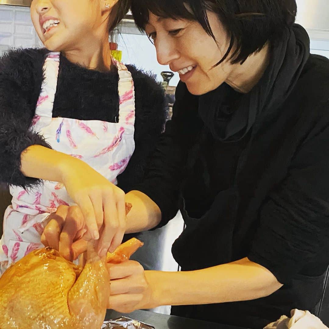 高岡早紀 さんのインスタグラム写真 - (高岡早紀 Instagram)「メリークリスマス🎄 楽しく過ごしていますか？ 私は娘と"ローストチキン"を焼いたよ💕  娘の顔ったら。。笑。  今日も楽しかった〜  #2019年　#クリスマスイブ　#シアワセ時間　#早紀おウチごはん」12月24日 22時21分 - saki_takaoka