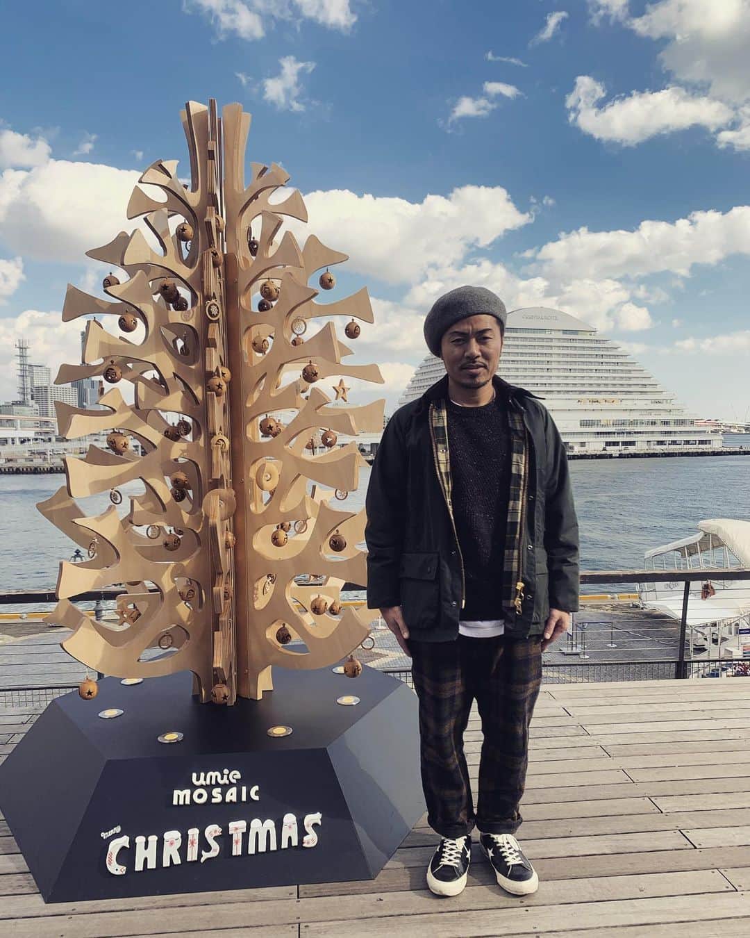 のインスタグラム：「クリスマスイブ🎄 どうお過ごしですかー？ 日没から0時までがイブらしいよ✨ もうすぐクリスマスイブが終わってクリスマスの始まり✨ みなさんにとっていいクリスマスイブ&クリスマスになりますように🤚  #etking #bucci #クリスマスイブ #クリスマスツリー #記念撮影 #みんなのところにサンタさんが来ますように」