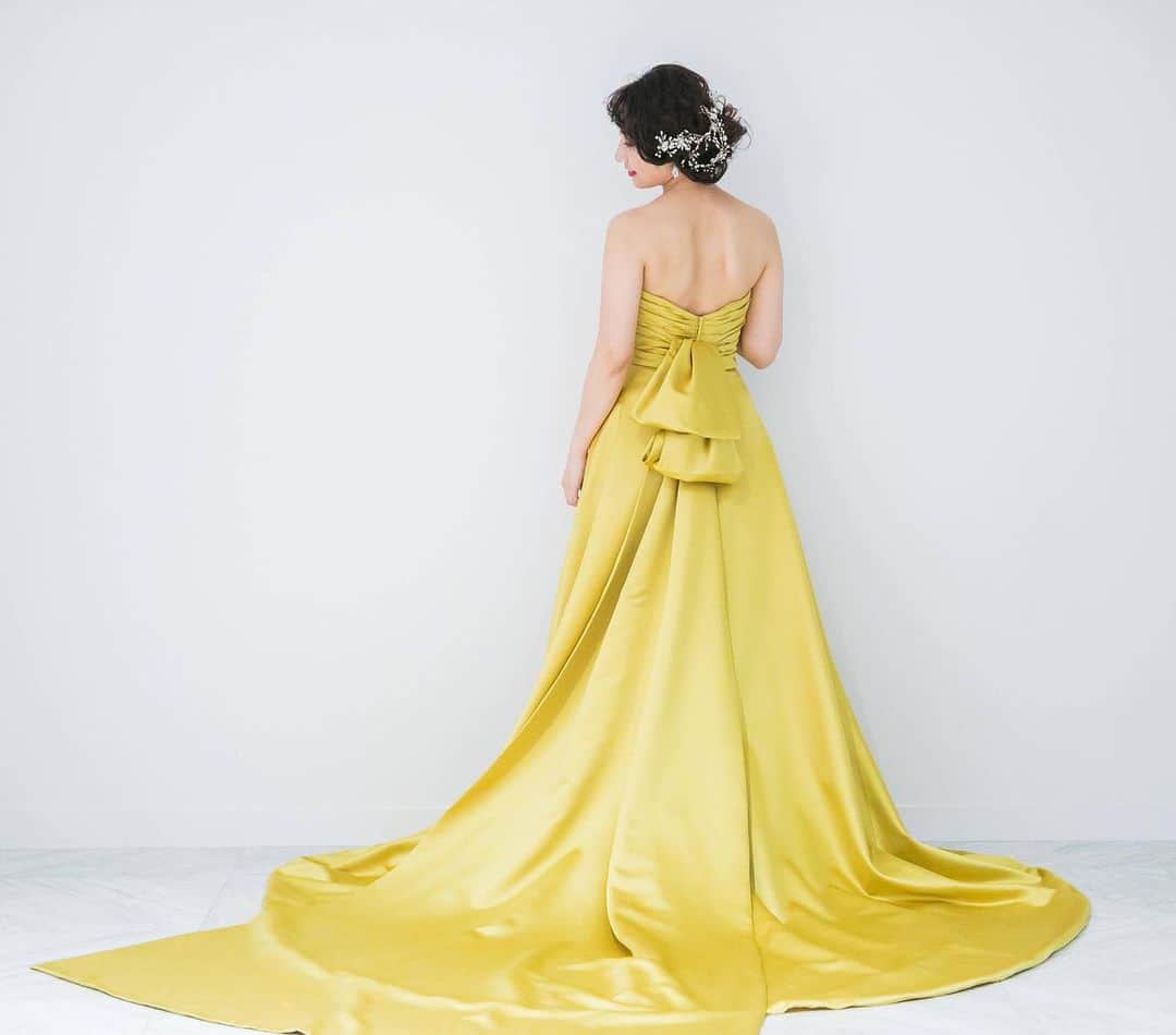 Dresses (ドレッシーズ)さんのインスタグラム写真 - (Dresses (ドレッシーズ)Instagram)「圧倒的な存在感を放つ #fiorebianca オリジナル のイエローカラードレス。 すてき✨と思ったらぜひ❤をタップしてくださいね！ * 11月にDresses撮影にご協力いただいたお客様のコーディネートをご紹介いたします。 ---------------------------------------- ・  @yuika.1230 様に素敵に着こなしていただいたのは #fiorebianca オリジナルのカラードレスです。 *  カラードレス:04-12060 ブランド: @fiorebianca イヤリング:07-8580 ヘッドアクセサリー:05-8623 *⠀⠀⠀⠀⠀⠀⠀⠀⠀ こちらのドレスは⠀⠀⠀⠀⠀⠀⠀⠀⠀ @fiorebianca_wedding でお取り扱いがございます。⠀⠀⠀⠀⠀ -----------------------------------------⠀⠀⠀⠀⠀⠀⠀⠀⠀ <お問い合わせ>⠀⠀⠀⠀⠀⠀⠀⠀⠀ 💌@dresses_weddingdress へDM⠀⠀⠀⠀⠀⠀⠀⠀⠀ 📞 0120-791-249⠀⠀⠀⠀⠀⠀⠀⠀⠀ ご試着予約やレンタル価格など、お気軽にお問い合わせください。⠀⠀⠀⠀⠀⠀⠀⠀⠀ ⠀⠀⠀⠀⠀⠀⠀⠀⠀⠀⠀⠀⠀⠀⠀ プレ花&卒花さまの素敵なお写真をご紹介します✨⠀⠀⠀⠀⠀⠀⠀⠀⠀ 《 #ドレッシーズ花嫁 》を付けて、投稿してくださいね💐⠀⠀⠀⠀⠀⠀⠀⠀⠀ *⠀⠀⠀⠀⠀⠀⠀ 素敵だと思ったら、写真をダブルタップ♫⠀⠀⠀⠀⠀⠀⠀⠀ ⠀⠀⠀⠀⠀⠀⠀⠀⠀ #ドレッシーズ#サテンドレス#イエロードレス#暖色系ドレス#スタイリッシュドレス #カラードレス#2020春挙式#2020冬挙式#aラインドレス#ウェディングフォト #ウェディングニュースブライズレポーター #エンゲージメントフォト #みんなのウェディング#試着会イベント#fiorebianca_dresses#fiorebianca#nouvelleamsalebridesmaids#nouvellebyamsale_dresses #nouvelleamsale#フィオーレビアンカ」12月24日 22時23分 - dresses_weddings