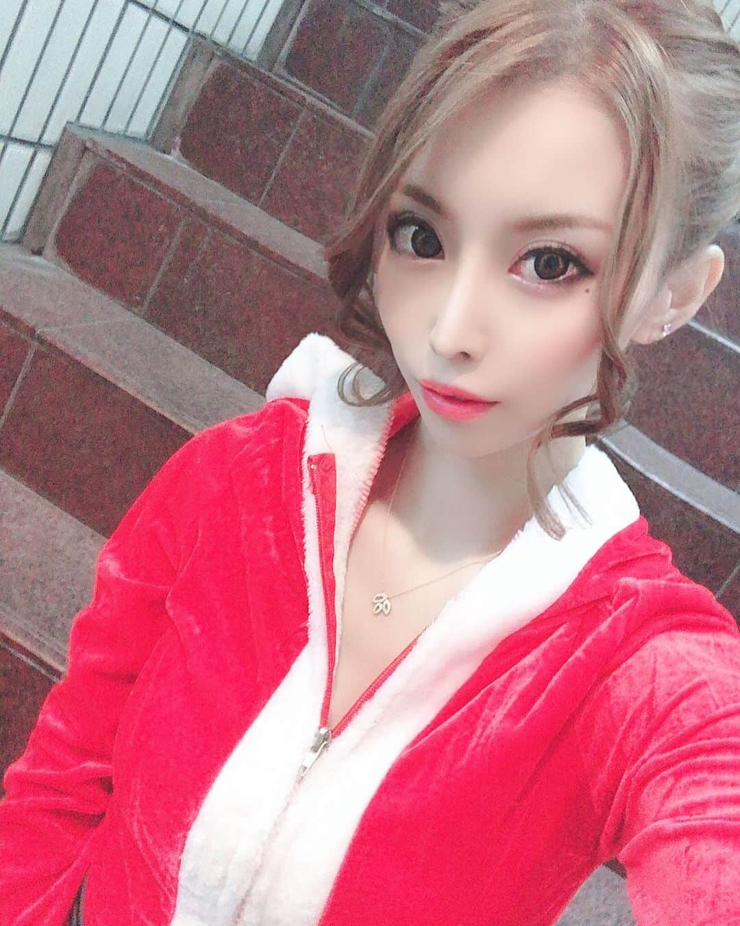 高橋沙弥華さんのインスタグラム写真 - (高橋沙弥華Instagram)「めりくり🎄🎅❤ 今日も明日も明後日もお仕事ですよー🥺 🎅さん来ないかなー🤔🤔🤔 #メリークリスマス #メリークリスマス🎄 #クリスマスイブ #クリスマスイブ🎄 #仕事 #連勤 #連勤真っ只中 #長袖最高 #今年もあと少し #サンタさん待ち」12月24日 22時24分 - takahashi_sayakachan1204