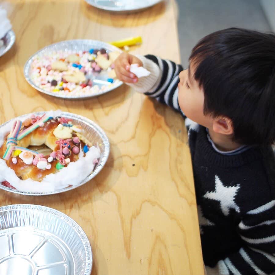 木村涼子さんのインスタグラム写真 - (木村涼子Instagram)「2019.12.24 今日はcreative studio & shop OOO さんで パンとお菓子のリース作りをしてきました。 なんて素敵なアイディアと企画！！ すっかり喜んでペタペタお菓子を貼り付ける息子と私。  2枚目は終わったそばから残りのお菓子を食べだす息子。 リースは家に着いた途端に無残にも食べ尽くされてしまいましたが、とっても楽しかったので行ってよかったです。  oooさんのオリジナルな発想のワークショップが面白いです。 また行こうっと♫ みなさんもぜひ！  #craft #workshop #handmade #creativeooo #ooo #顔の家 #京都 #オーオーオー #クリスマス #クリスマスリース #リース #お菓子のリース」12月24日 22時33分 - kimuryou