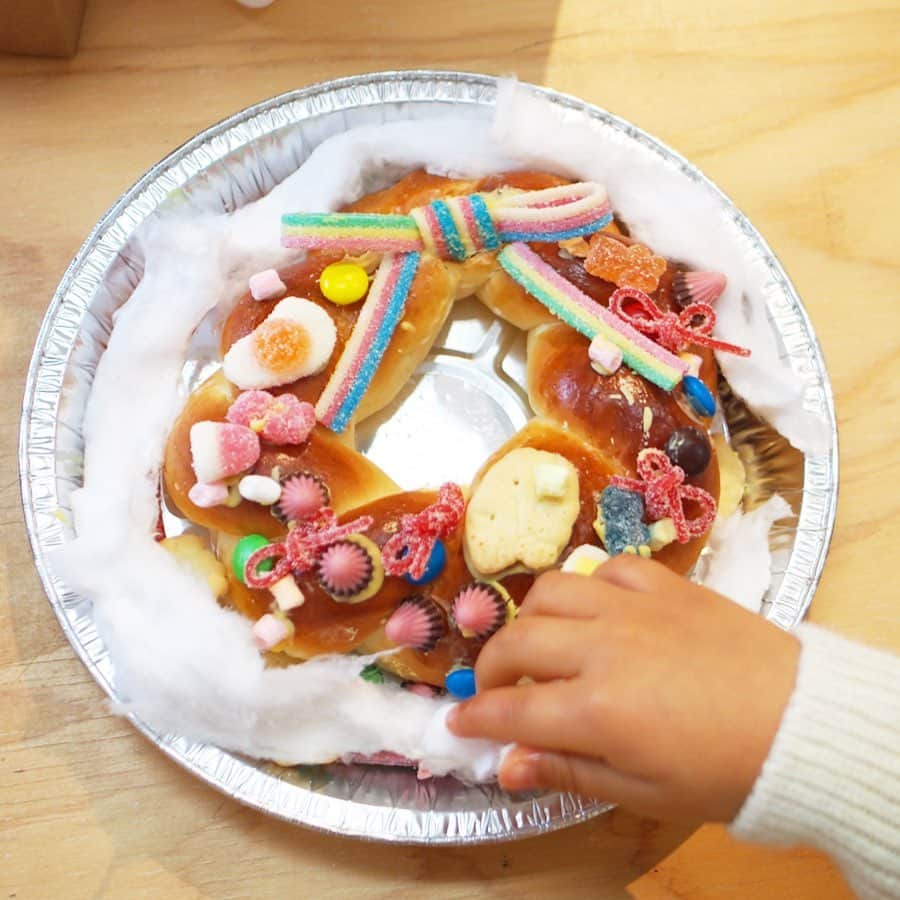 木村涼子さんのインスタグラム写真 - (木村涼子Instagram)「2019.12.24 今日はcreative studio & shop OOO さんで パンとお菓子のリース作りをしてきました。 なんて素敵なアイディアと企画！！ すっかり喜んでペタペタお菓子を貼り付ける息子と私。  2枚目は終わったそばから残りのお菓子を食べだす息子。 リースは家に着いた途端に無残にも食べ尽くされてしまいましたが、とっても楽しかったので行ってよかったです。  oooさんのオリジナルな発想のワークショップが面白いです。 また行こうっと♫ みなさんもぜひ！  #craft #workshop #handmade #creativeooo #ooo #顔の家 #京都 #オーオーオー #クリスマス #クリスマスリース #リース #お菓子のリース」12月24日 22時33分 - kimuryou