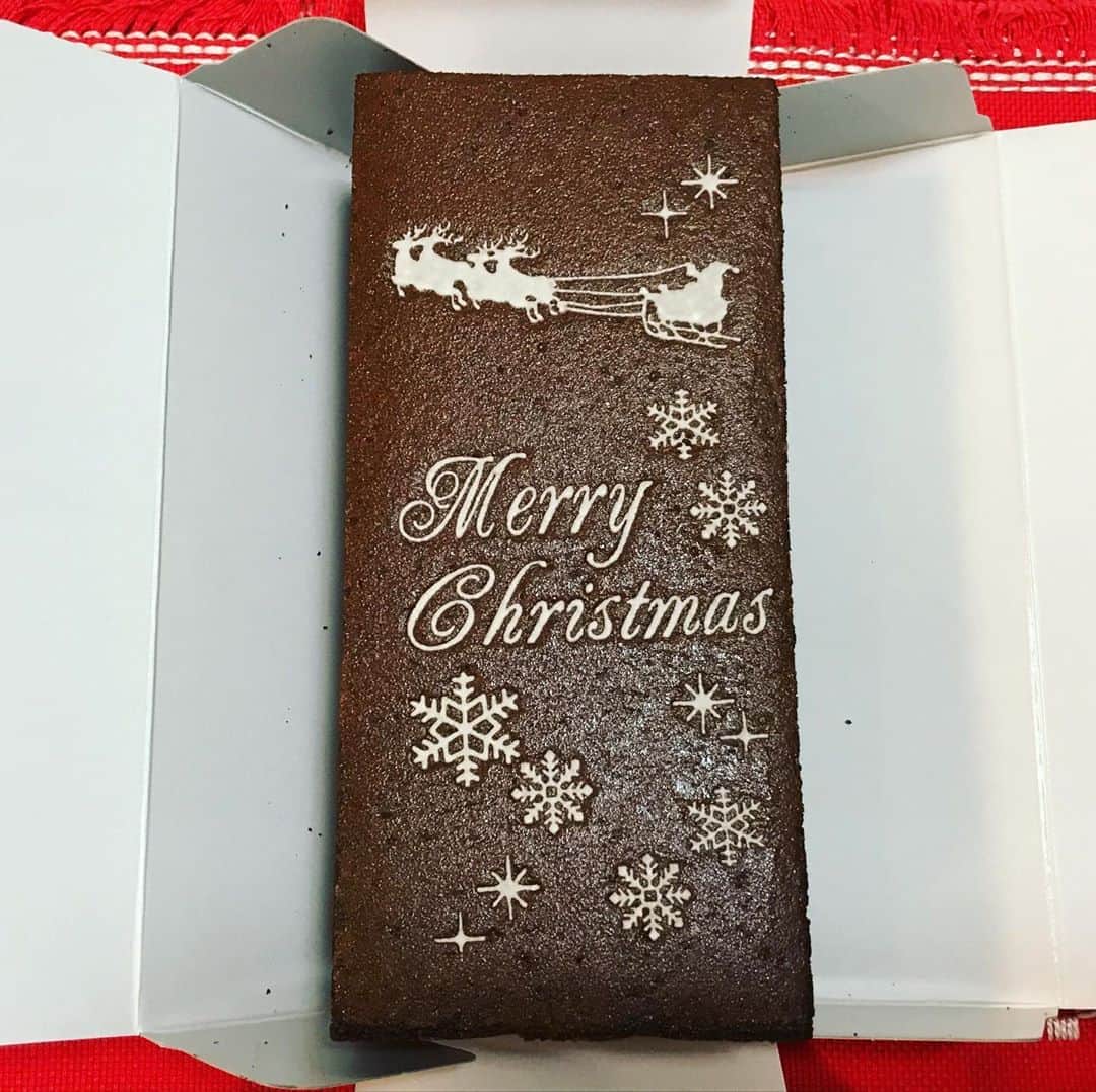 桂春雨さんのインスタグラム写真 - (桂春雨Instagram)「我が家のクリスマスケーキ。文明堂の『クリスマスプレミアムチョコレートカステラ』。ロウソクは立てません。 #クリスマス #ケーキ #文明堂 #プレミアム #チョコレート #カステラ #トナカイ #ソリ #サンタクロース #merrychristmas #christmas #cake #sweets」12月24日 22時26分 - harusamek