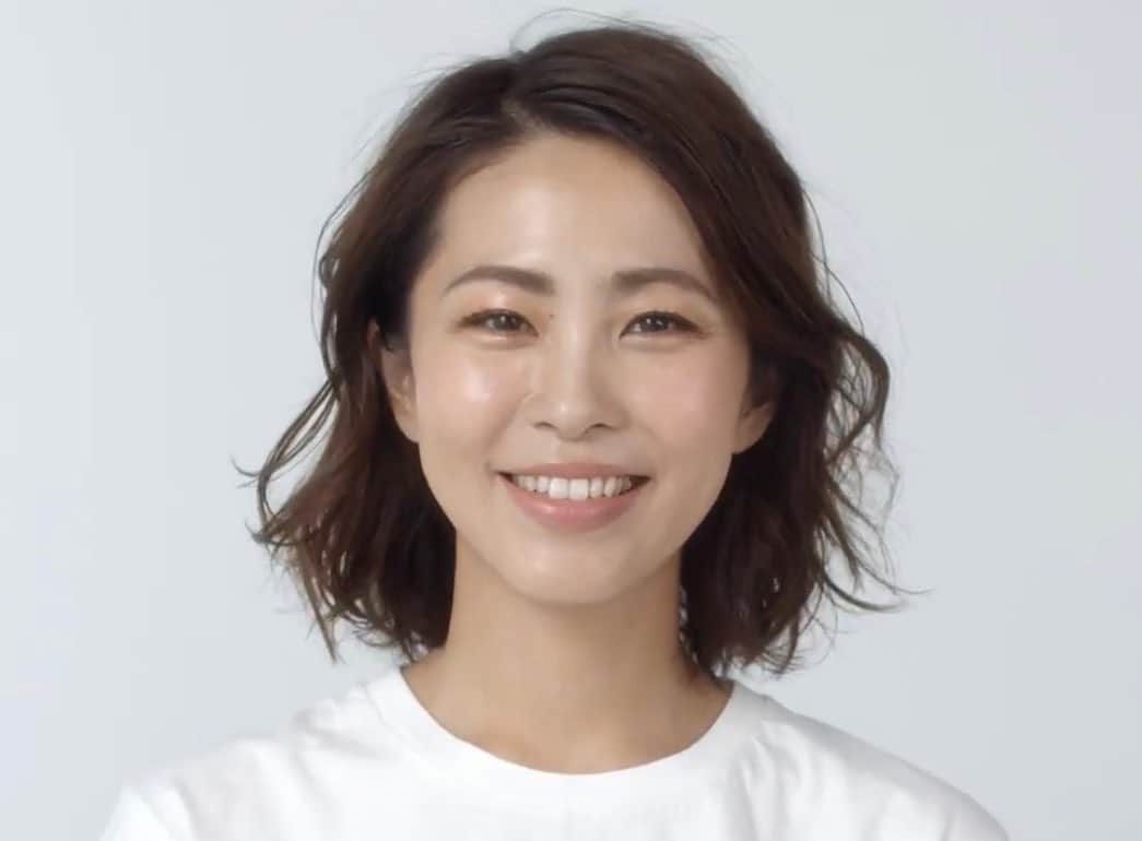 のインスタグラム：「写真 : 美st ONLINE（YouTube）より . このシンプルさ好き！ マツエクも付けまつ毛もしてない ピアスもしてないし白Tなのに とっても好きなのです☺️ . プロフィールURLの動画ぜひ見てね。 #美st #美stONLINE  #岡野瑞恵 さん #美人メーク #メイク動画」