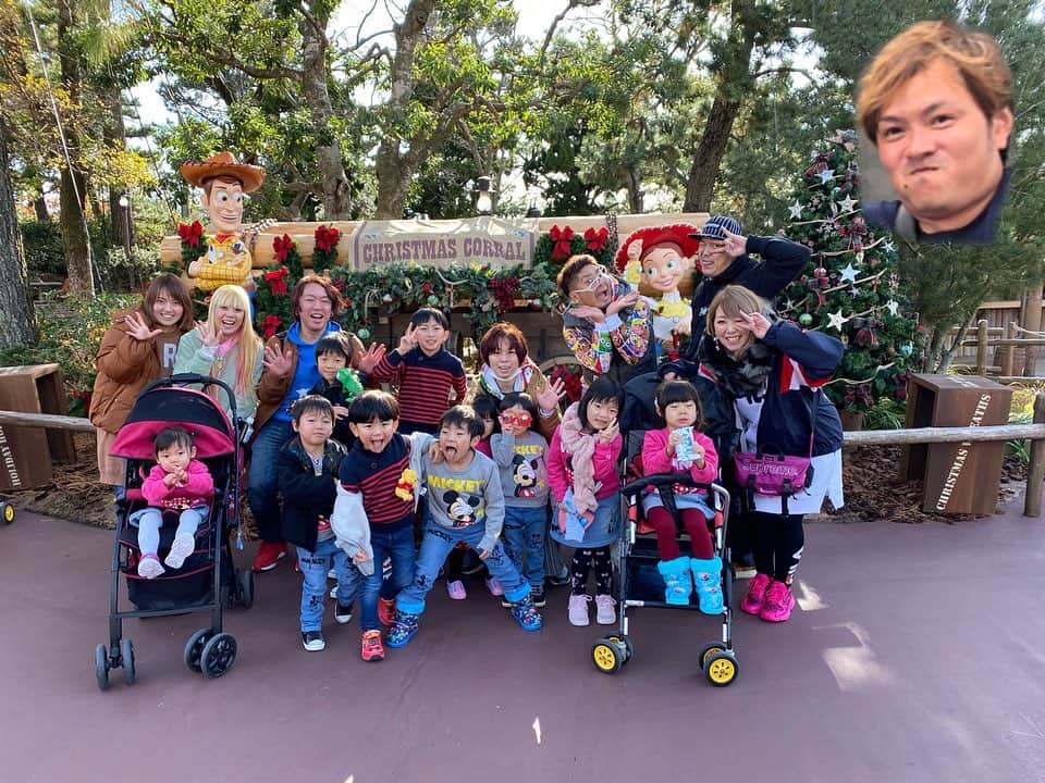 太陽チャンネルのインスタグラム：「12/24🎄🎁🎅🌟 クリスマスイブにディズニーランド🥳 だーしまプラン凄すぎた…！ 朝イチ入って15時くらいまでには 合計15個のアトラクション乗ってた…:( ;´꒳`;): もちろん子供だけしか乗ってないやつとか 誰かが留守番とか 順番でってのはあるけど、 それでもわたしも8個乗らせてもらえた😭😭😭 太陽家だけで行ったら せいぜい2個が限界だったから 何か新しいドアを開けた感じがしたよ。 大の怖いの嫌いな太陽が ビッグサンダーマウンテン挑戦するゆーて 結局泣いちゃったけど、乗れて、 ホーンテッドマンションいく！ って言うから意気揚々と行ったら あの最初の真っ暗になって 案内するところ？で発狂して脱落🤣🤣😂 一年半前と同じパターン😂 「夢の国じゃない！悪魔の国だー！！」 ゆーてお客さんの失笑かってました…😭😭 🐸ママ付いてくれたから私は念願のナイトメアver体験することが出来ました。 ほんまに、ありがとう＜(_ _)＞ 寒かったけど、 最高のクリスマスイブになったー🥳💕 だーしまさん、カエルさん ファーストさん本当にありがとうございました♡ 楽しかった！！♡ #東京ディズニーランド #クリスマスディズニー #クリスマスイブ」