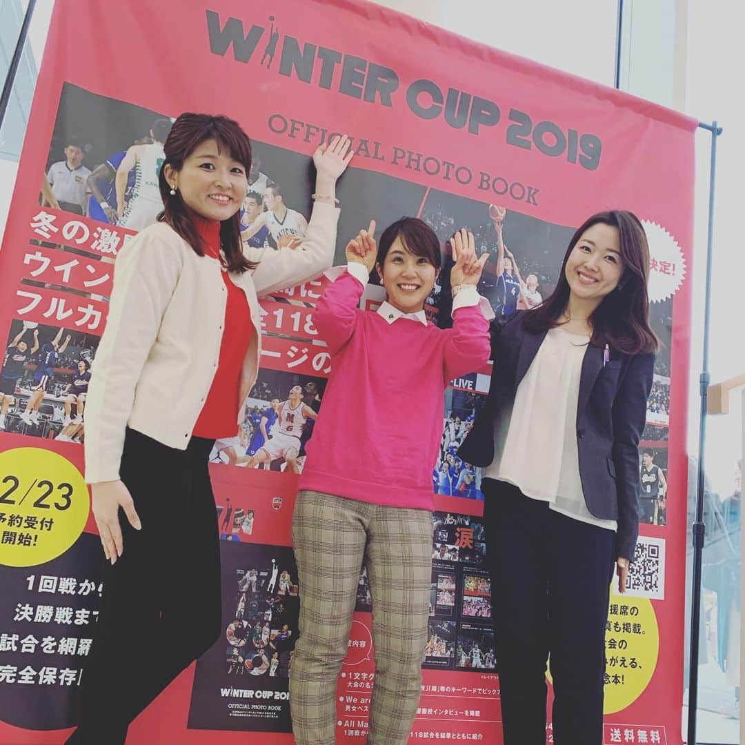 加藤響子さんのインスタグラム写真 - (加藤響子Instagram)「昨日から始まったウィンターカップ2019⛹️‍♀️インタビューのお仕事でした🎤昨日と今日のFコート第2試合と第4試合を担当させていただきました✨  特に今日の男子初戦、羽黒vs土浦日大は最後まで目が離せない大接戦で、会場のボルテージもぐんぐん上がっていくのを感じました。 ウィンターカップは初めてのお仕事でしたが、全国レベルになるとスピード感と迫力に圧倒されっぱなしでした。  隣のEコート第1試合では山梨代表の富士学苑がちょうど試合をしていて、昨年まで取材させていただいていたことを思い出しながら応援していました👏 見られる方は是非😊 jsports.co.jp #wintercup2019 #ウィンターカップ2019 #高校バスケ #jsports」12月24日 22時32分 - katokyooooooooo